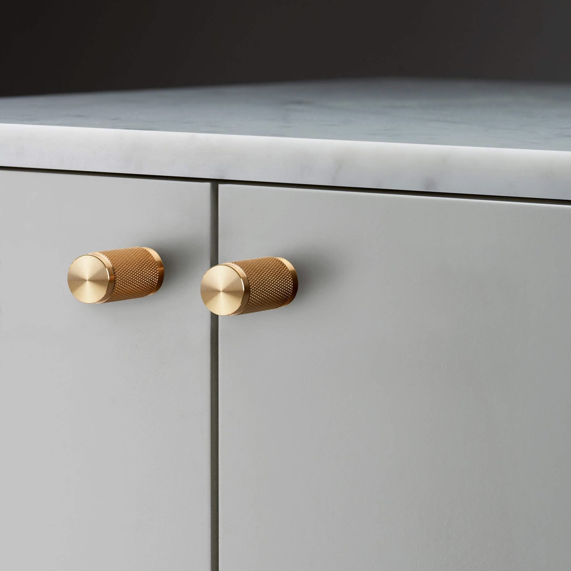 buster + punch cross | meubelknop | goud