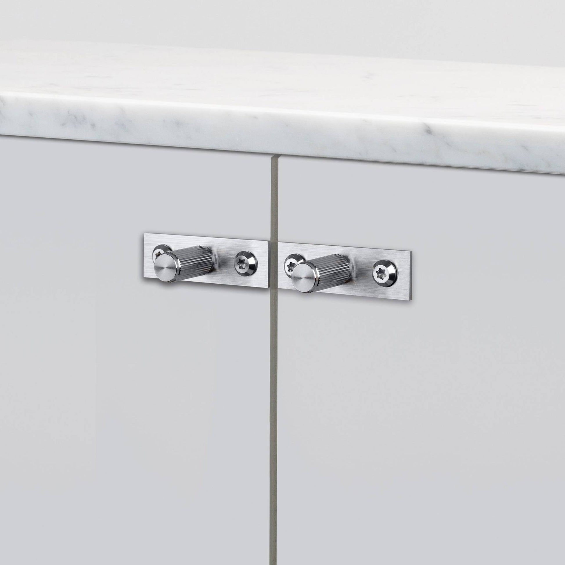 buster + punch linear | meubelknop op rozet | steel
