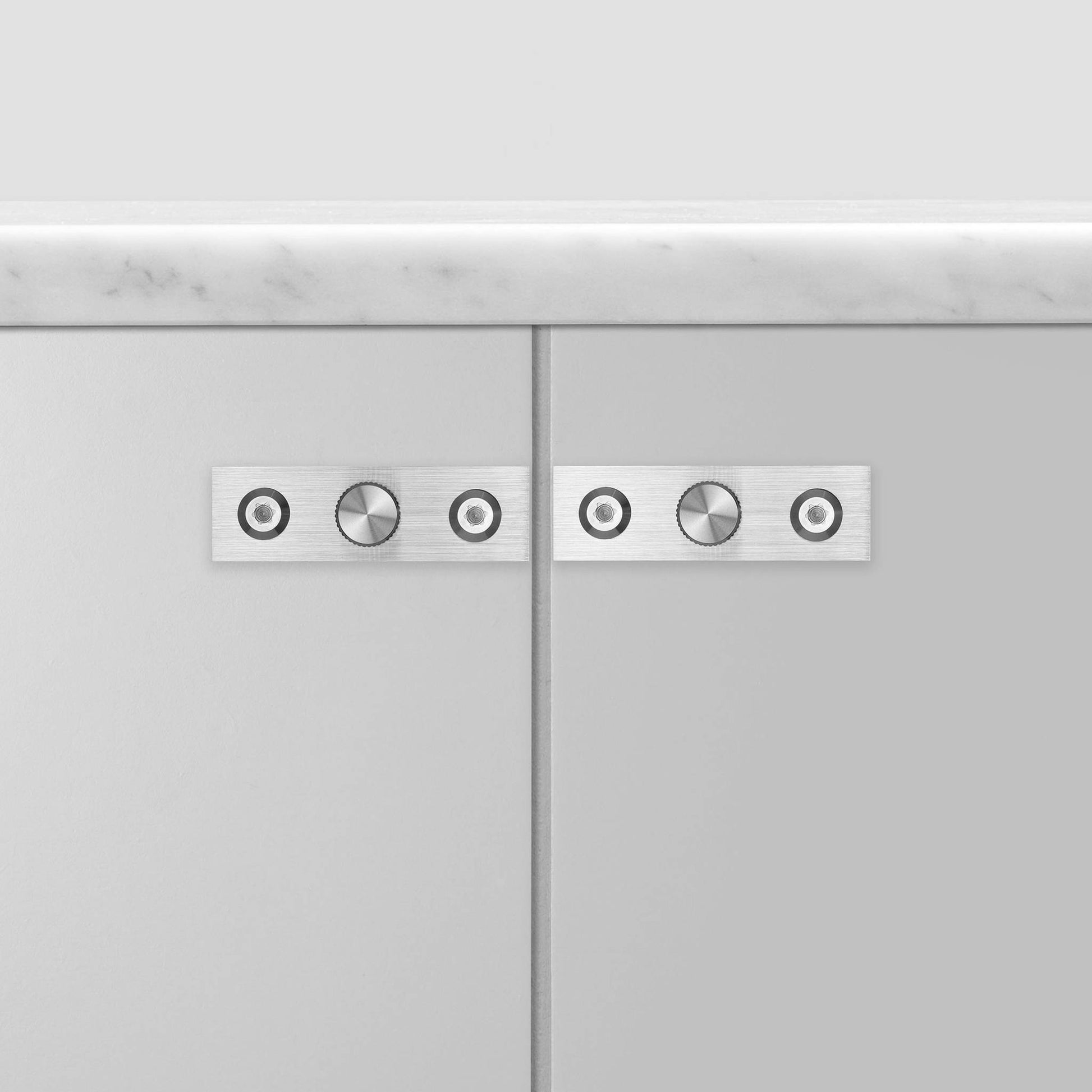 buster + punch linear | meubelknop op rozet | steel