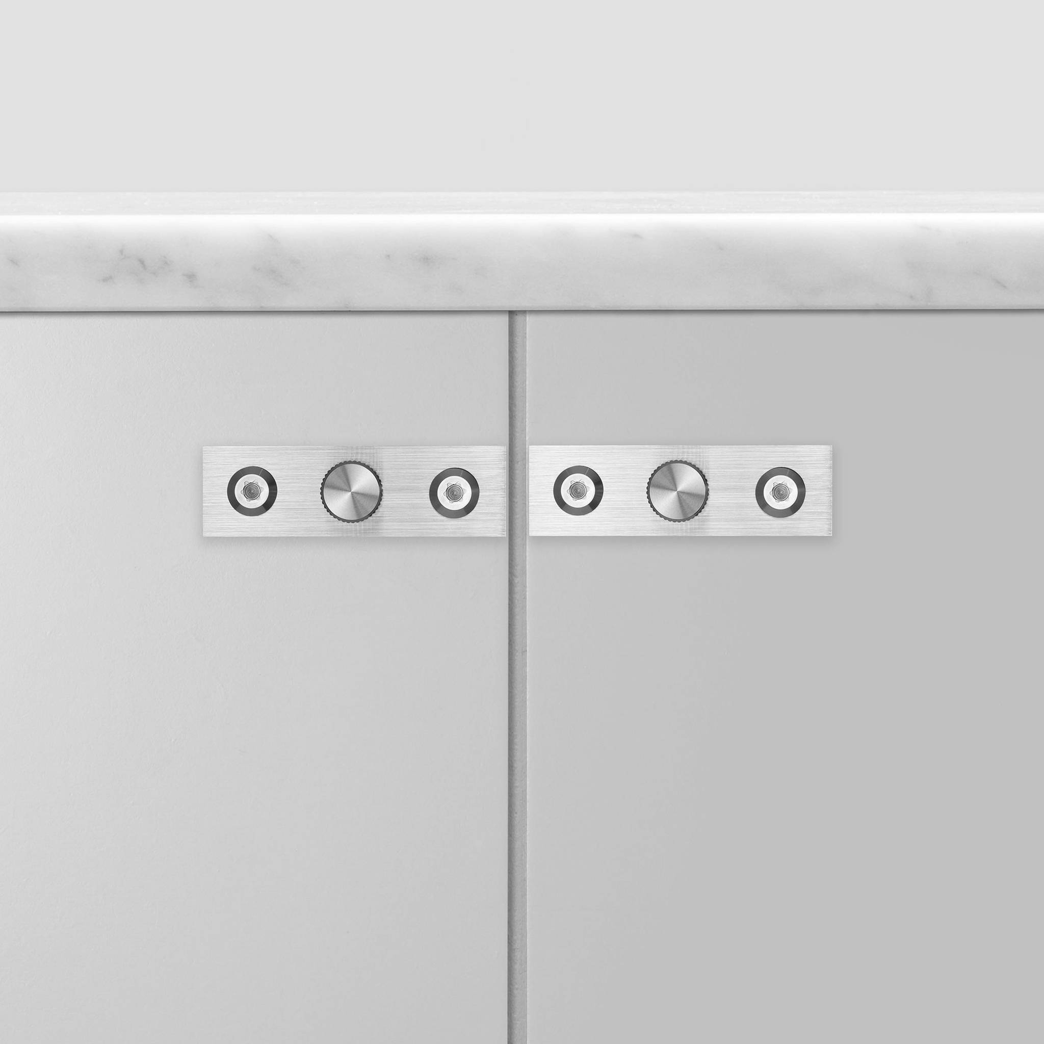 buster + punch linear | meubelknop op rozet | steel