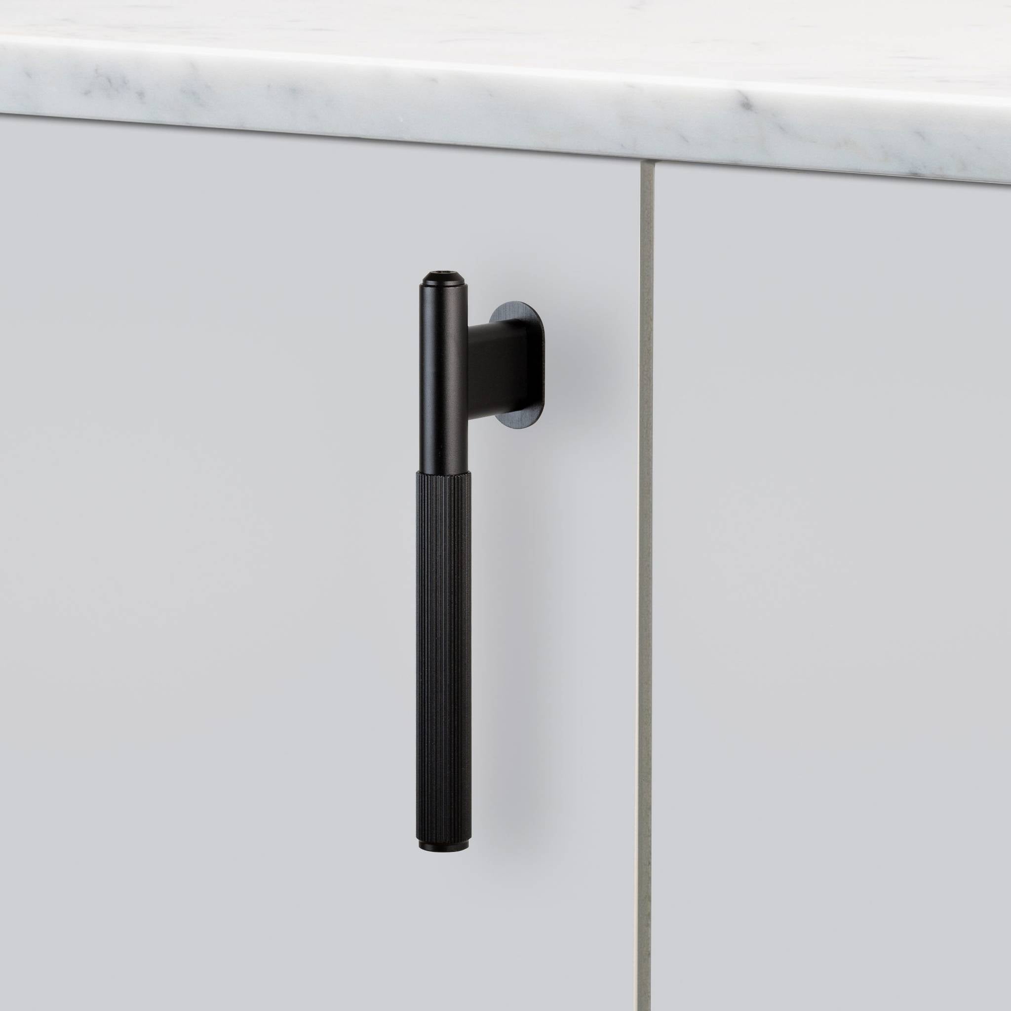buster + punch linear | meubelgreep l-bar | black