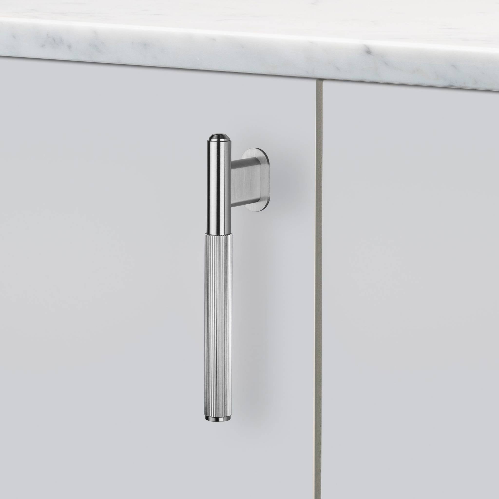 buster + punch linear | meubelgreep l-bar | steel