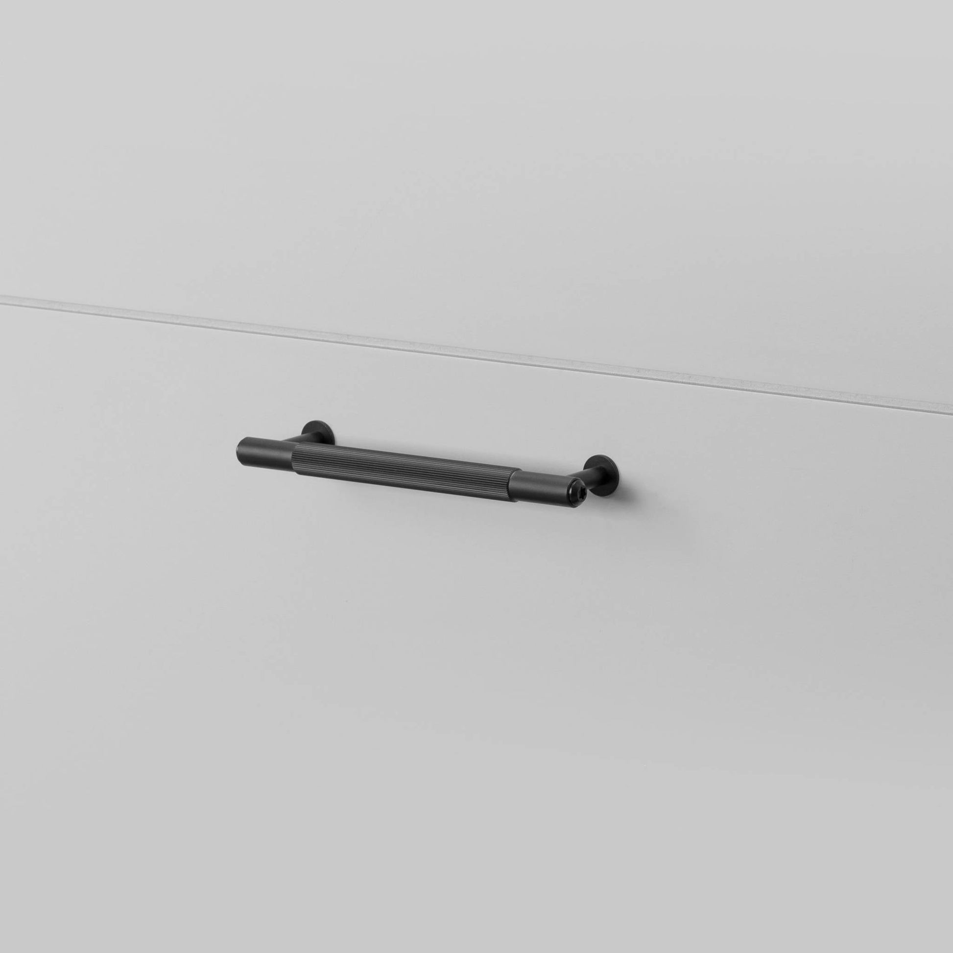 buster + punch linear | meubelgreep | black
