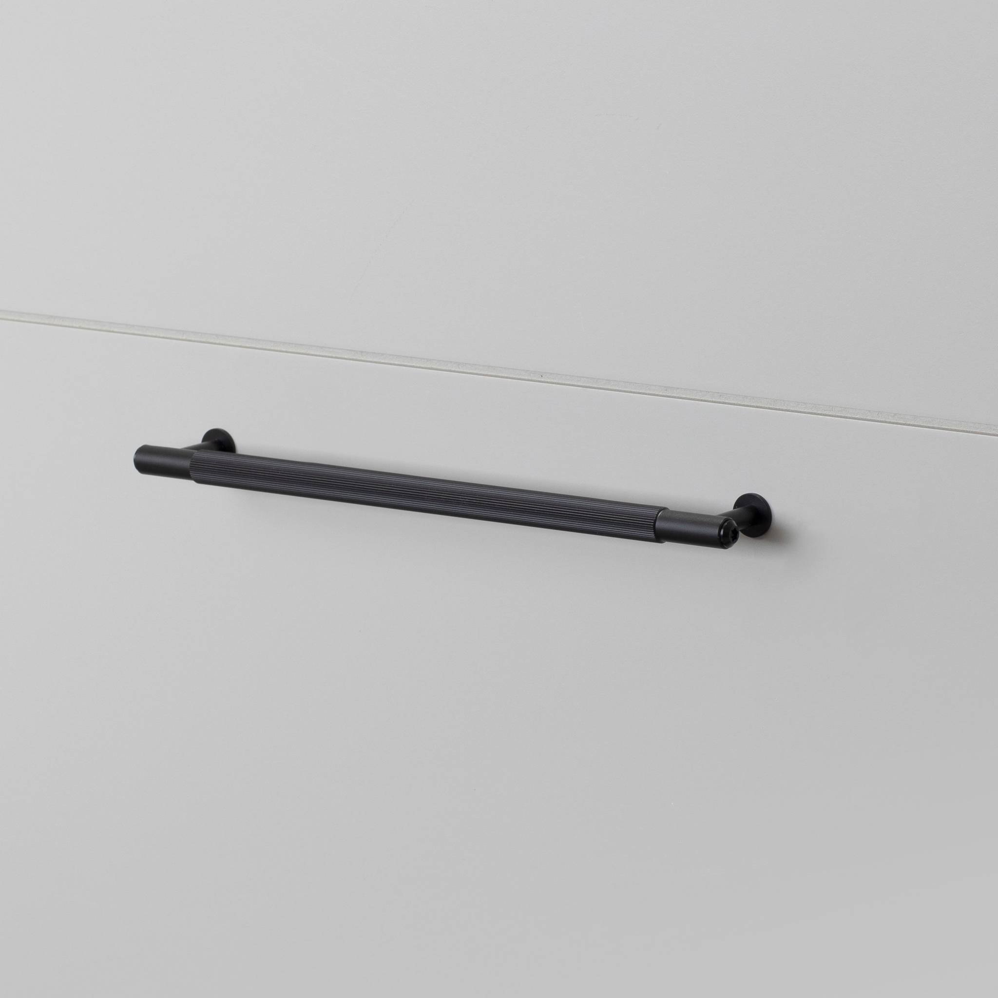 buster + punch linear | meubelgreep | black