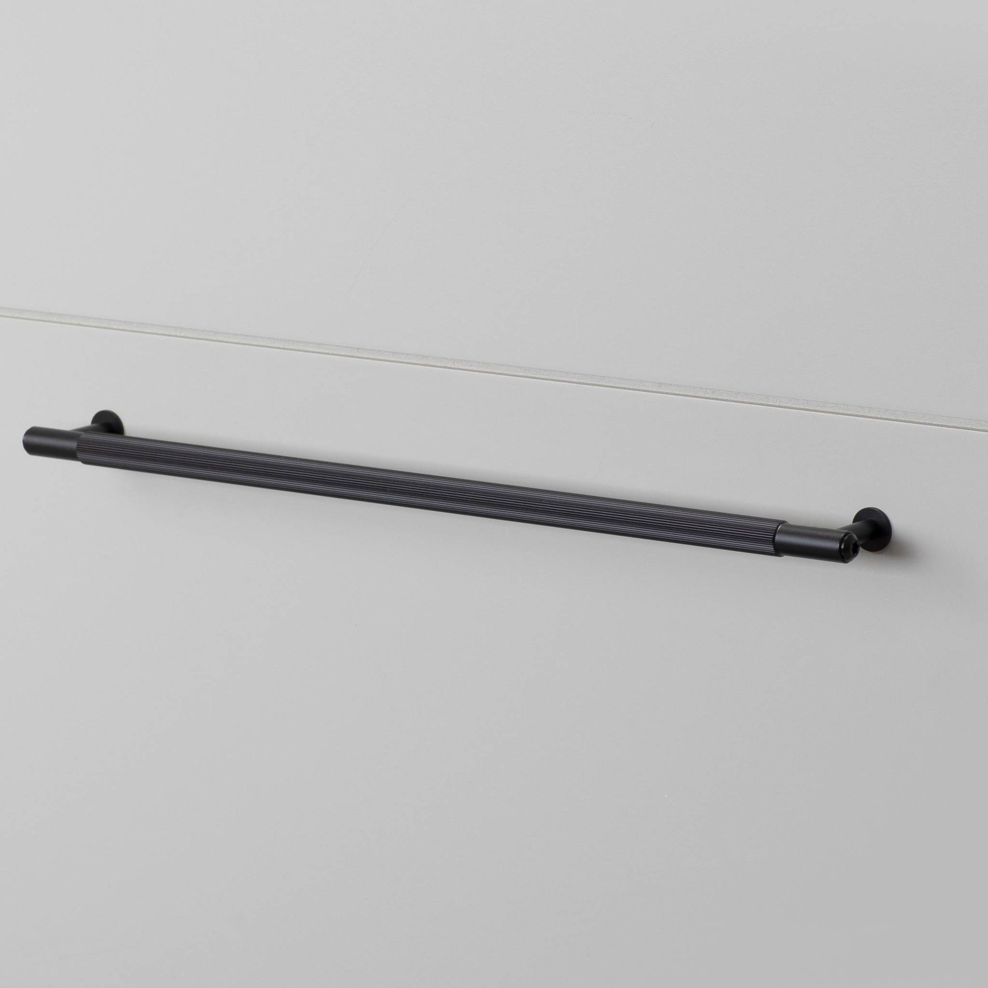 buster + punch linear | meubelgreep | black