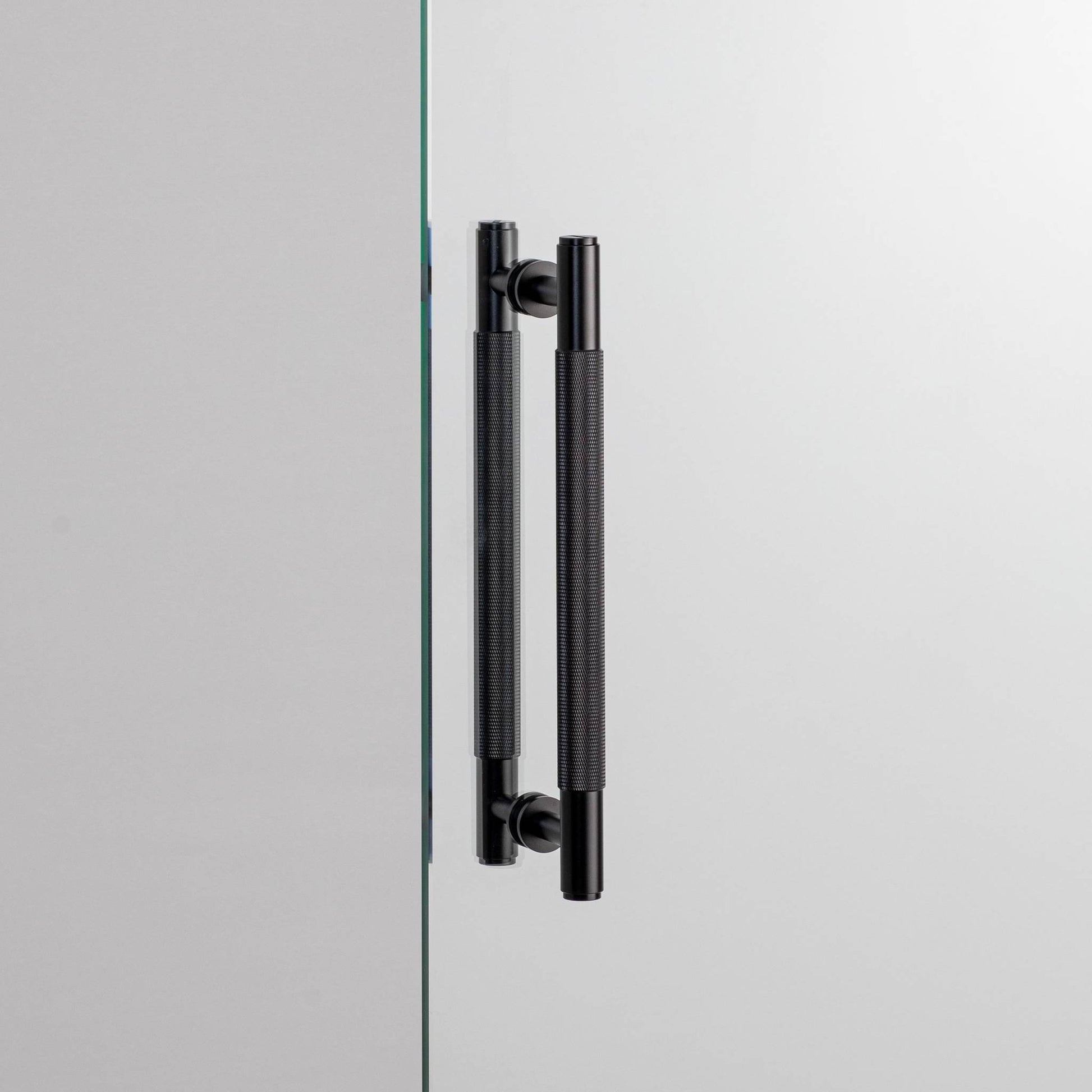 buster + punch cross | meubelgreep dubbelzijdig | black