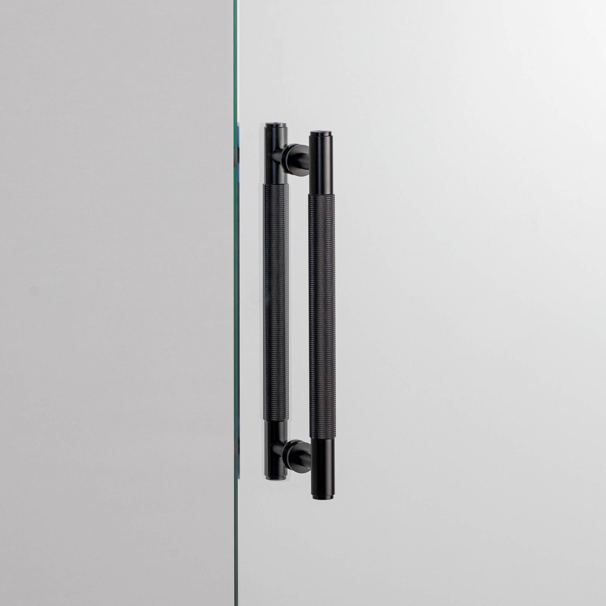 buster + punch cross | meubelgreep dubbelzijdig | black