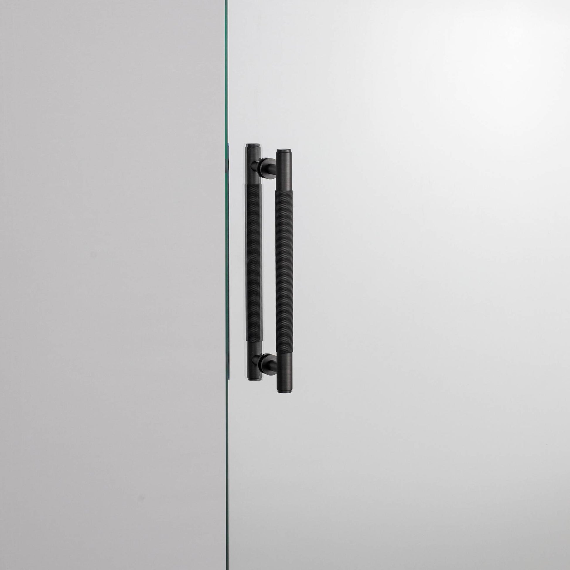 buster + punch cross | meubelgreep dubbelzijdig | smoked bronze
