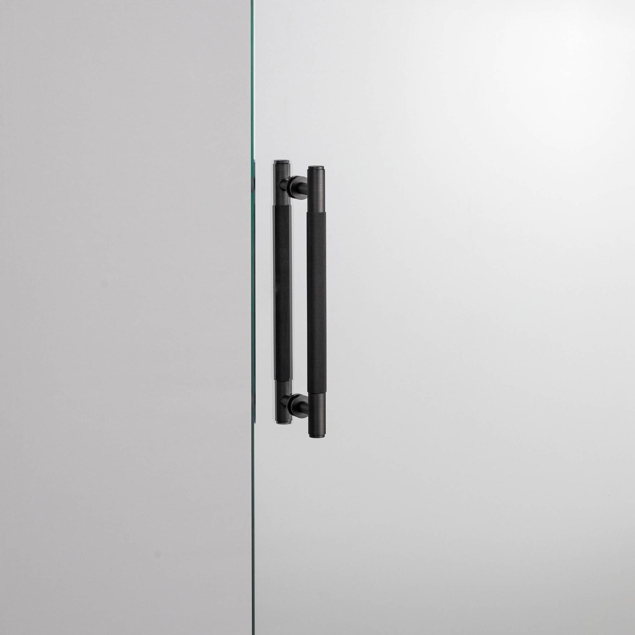 buster + punch cross | meubelgreep dubbelzijdig | smoked bronze