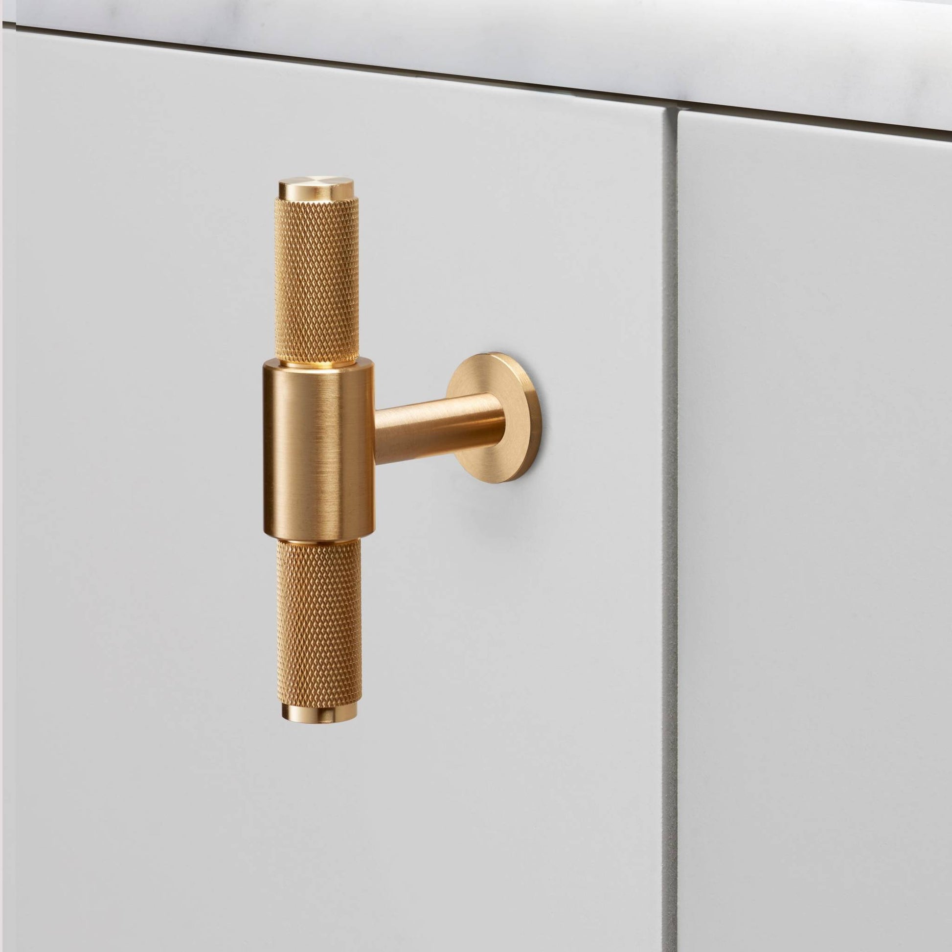 buster + punch cross | meubelgreep t-bar | goud
