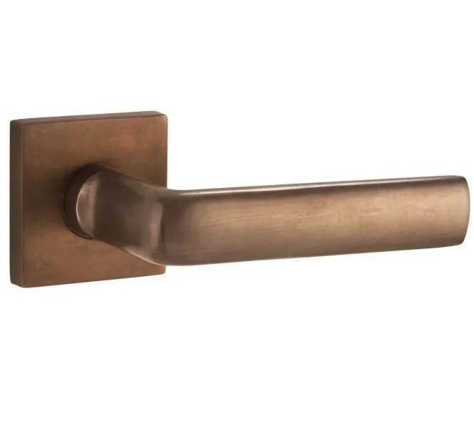 Artitec Deurkruk op vierkant rozet Padania/Bauhaus Messing antiek brons - Deurbeslag-expert