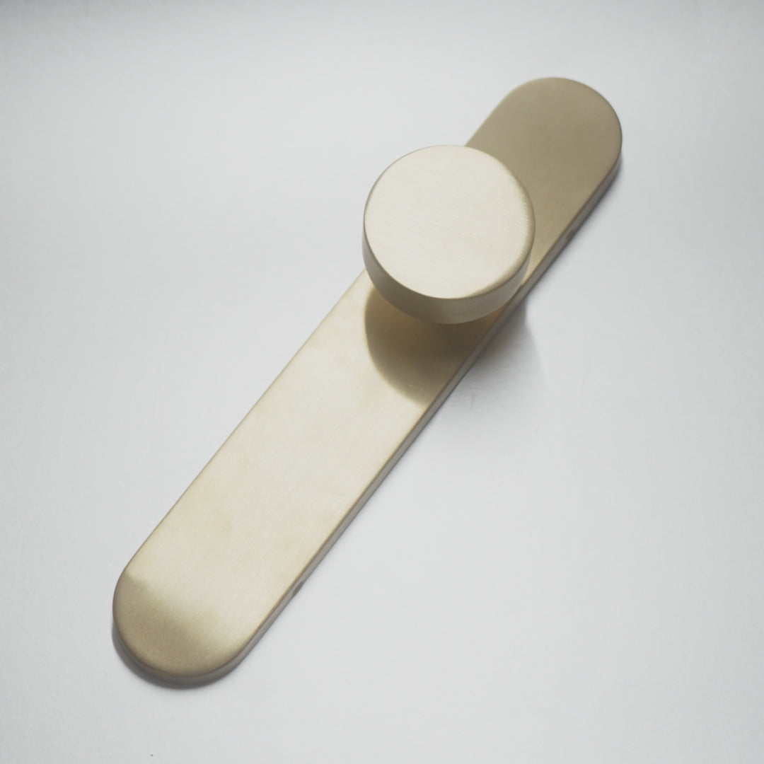 Video laden: Griff Meister Deurknop Champagne PVD Op ovaal schild Blind – productvideo