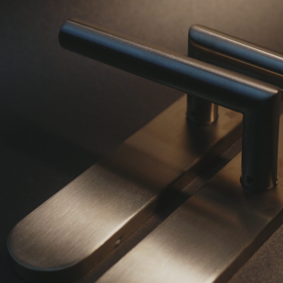 Video laden: Griff Meister Deurkruk Cornisa Champagne PVD Op ovaal schild Blind – productvideo 2