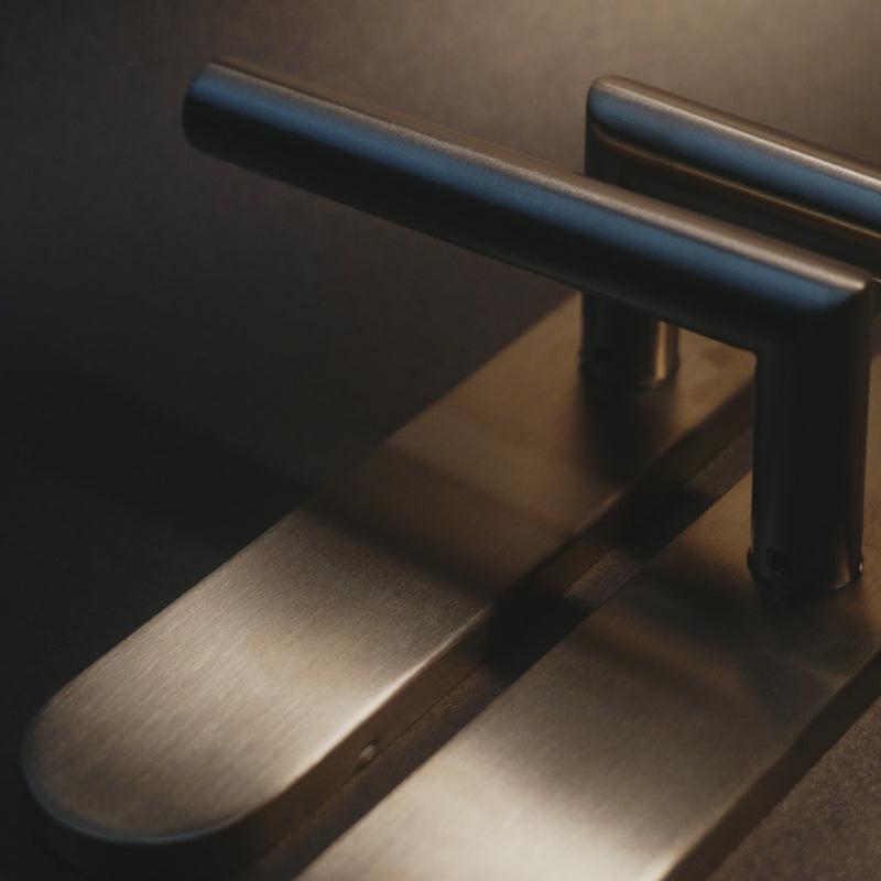 Griff Meister Deurkruk Cornisa Champagne PVD Op ovaal schild Blind – productvideo 2