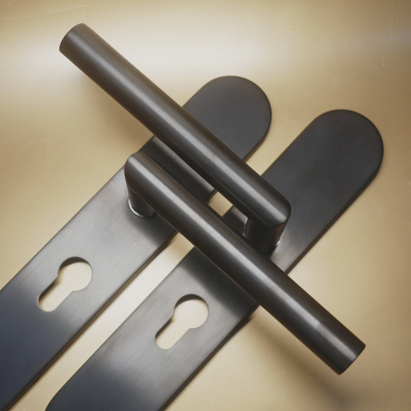 Griff Meister Deurkruk Cornisa Gunmetal Op ovaal schild PC55 – productvideo
