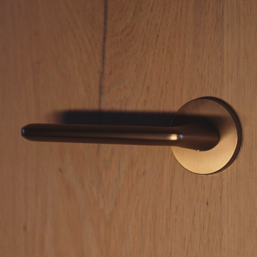Video laden: Stile | deurklinken AVA 53x7mm | Licht brons