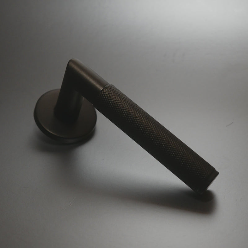 Griff Meister Deurkruk Montaro 53mm ronde rozet 6mm dik Brons – productvideo