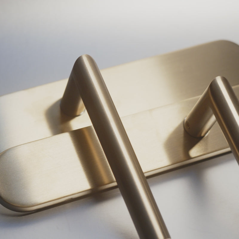 Griff Meister Deurkruk Cornisa Champagne PVD Op ovaal schild Blind – productvideo