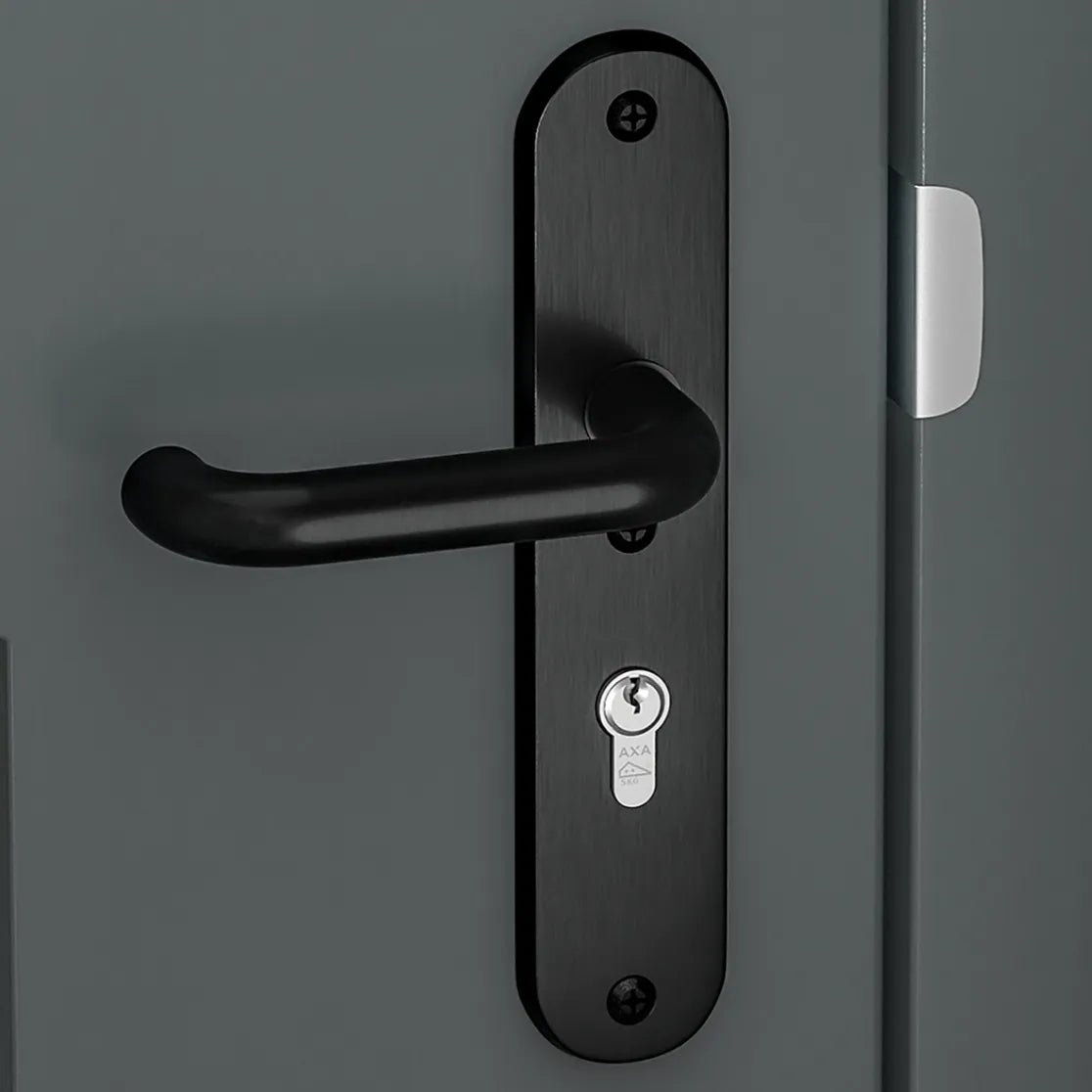 AXA Oval Plus veiligheidsbeslag PC72 zwart gemonteerd, detail van de Wing-knop