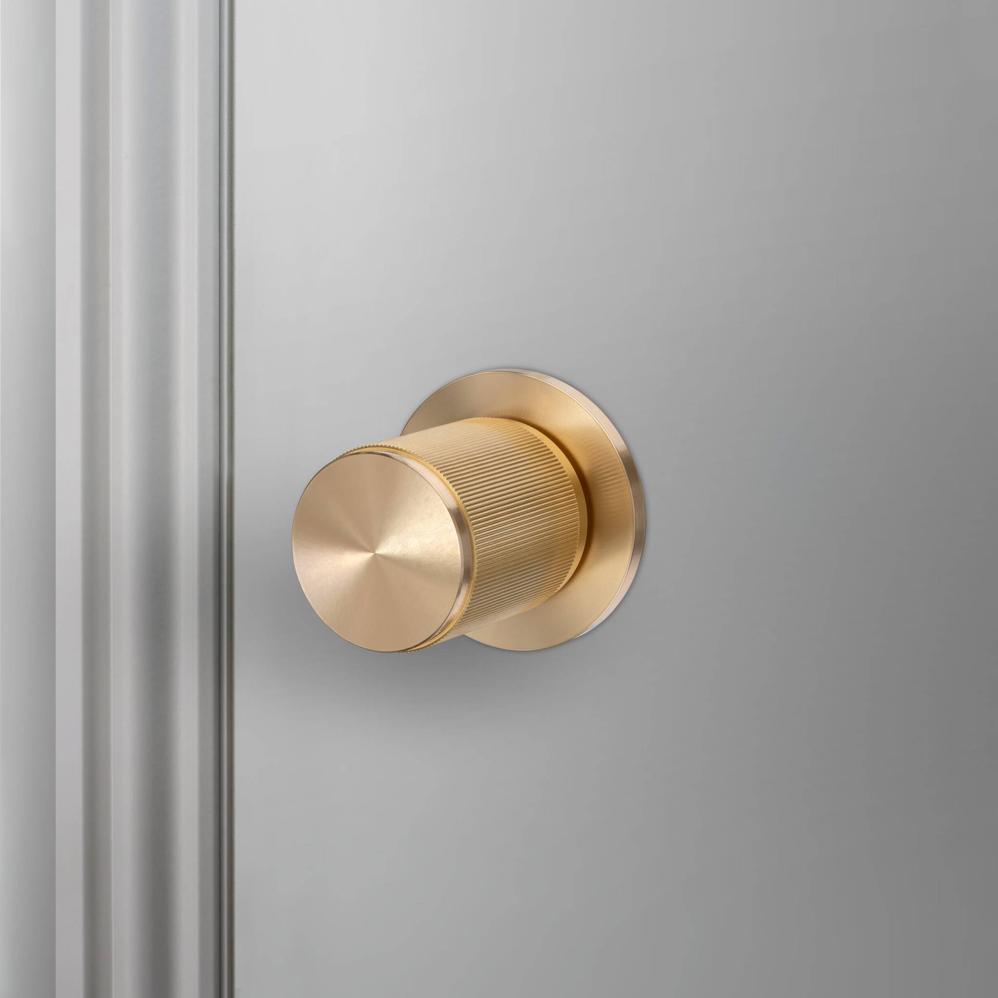 buster + punch linear | deurknop op rozet (draaibaar) | goud
