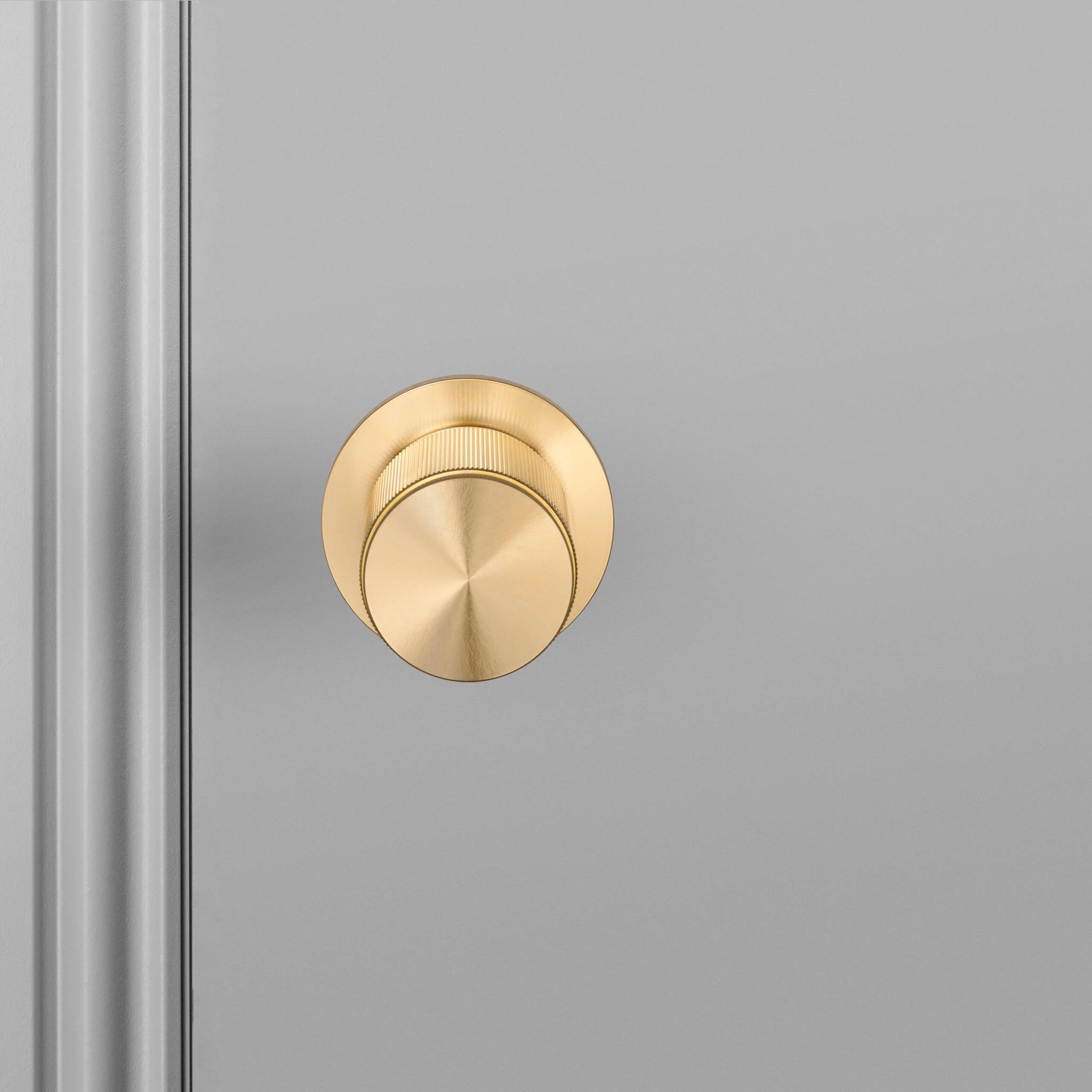 buster + punch linear | deurknop op rozet (draaibaar) | goud