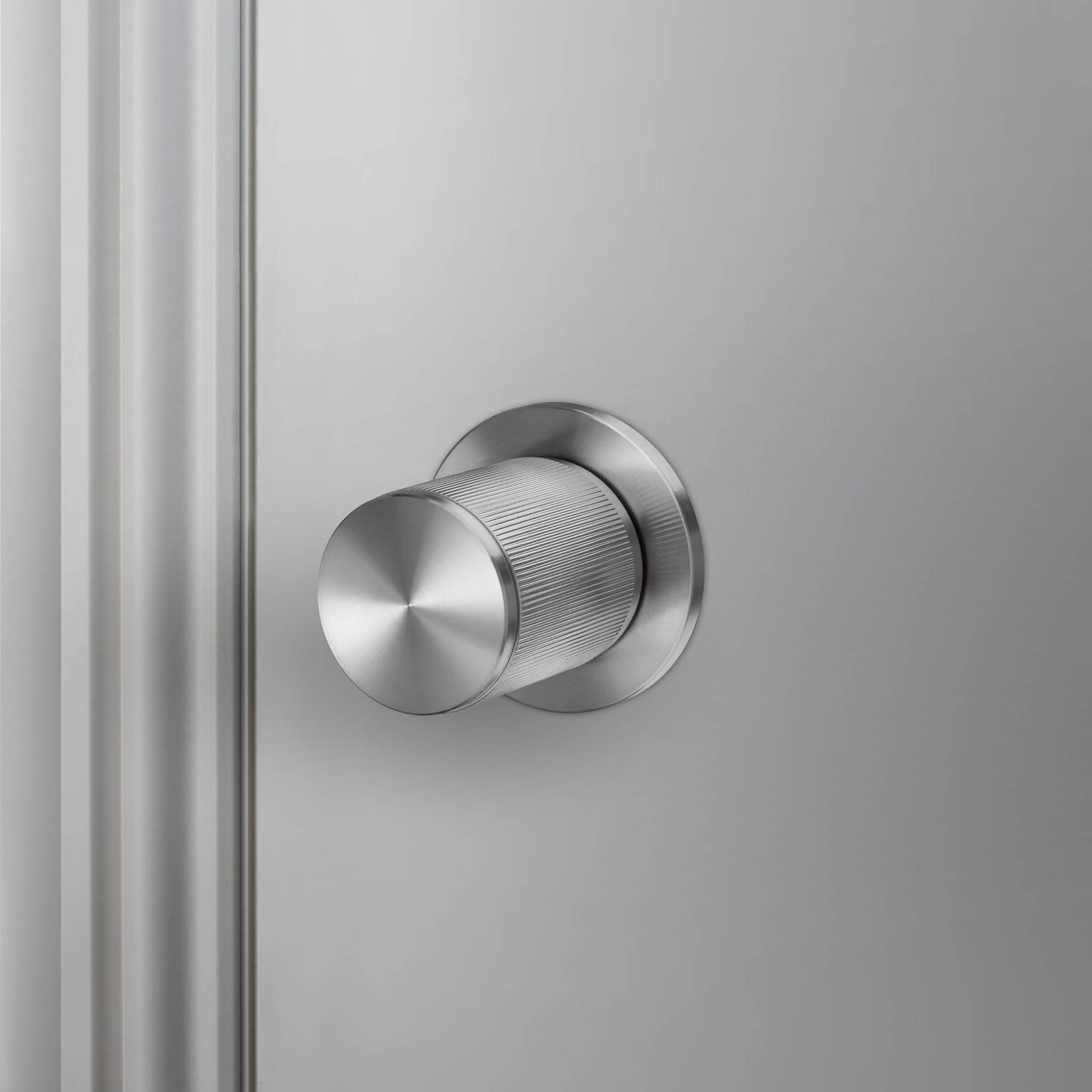 buster + punch linear | deurknop op rozet (draaibaar) | steel