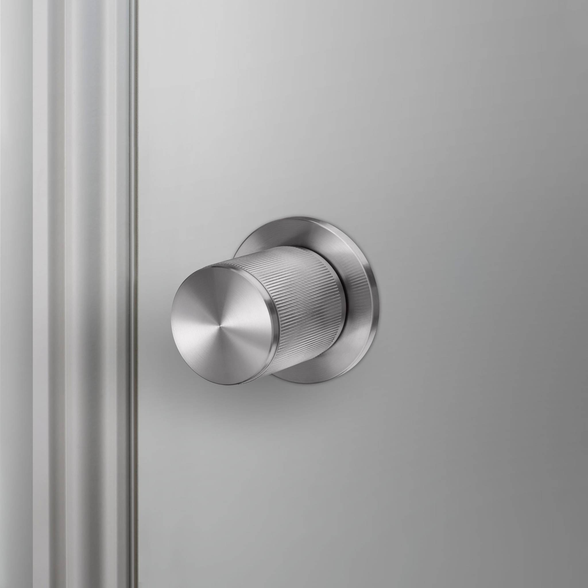 buster + punch linear | deurknop op rozet (draaibaar) | steel