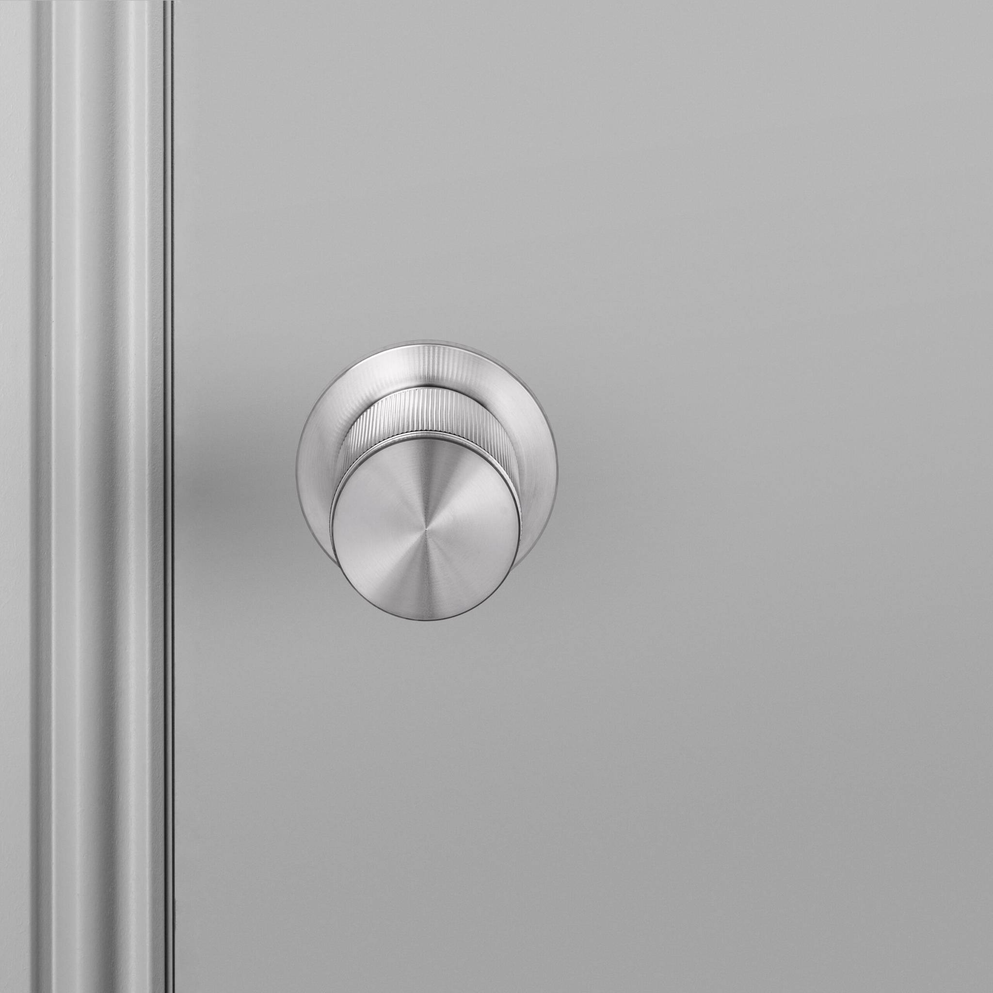 buster + punch linear | deurknop op rozet (draaibaar) | steel