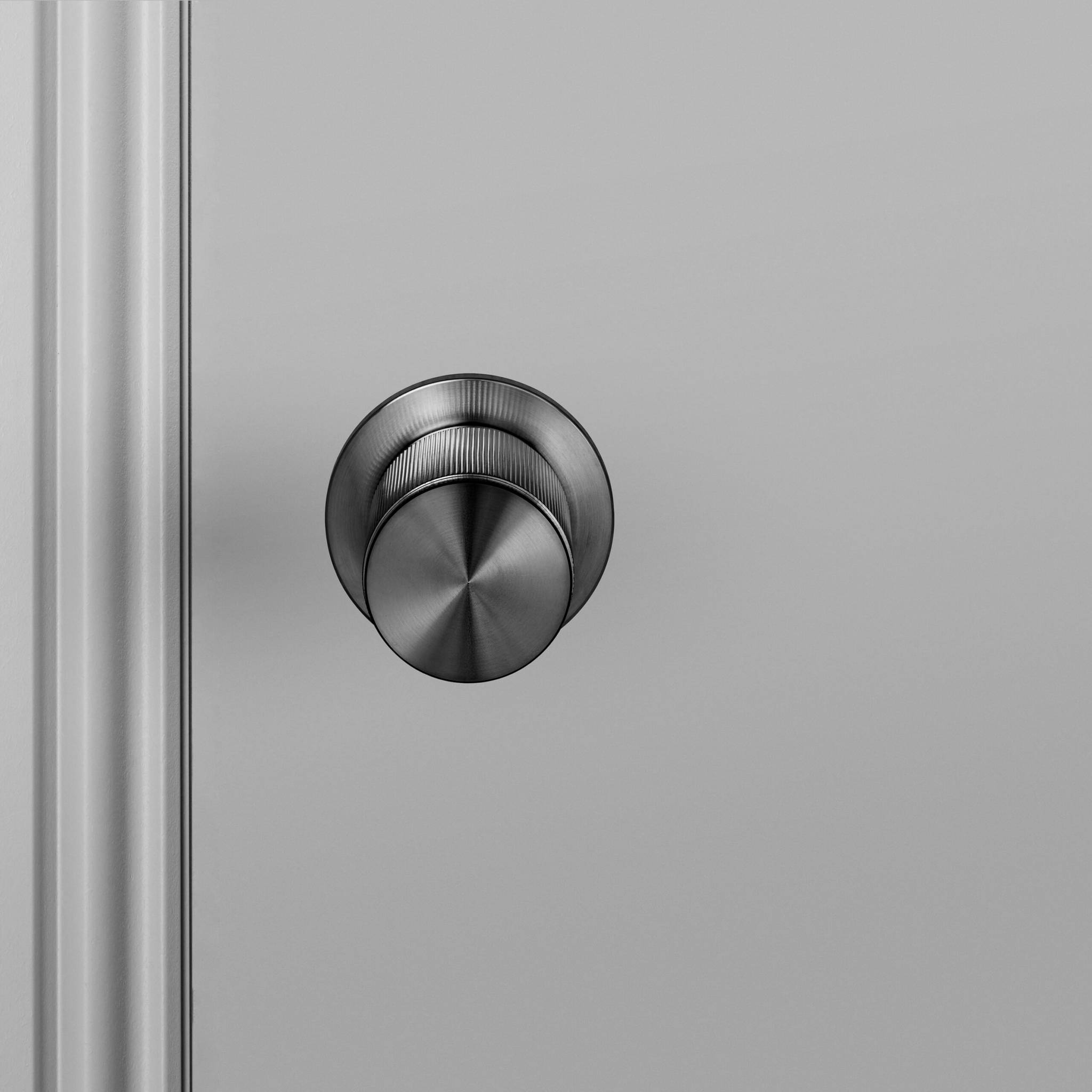 buster + punch linear | deurknop enkelzijdig (niet draaibaar) | gun metal