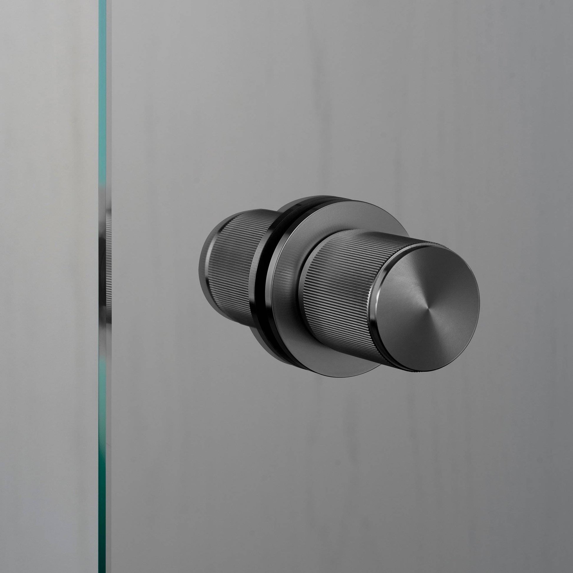 buster + punch linear | deurknop dubbelzijdig (niet draaibaar) | gun metal