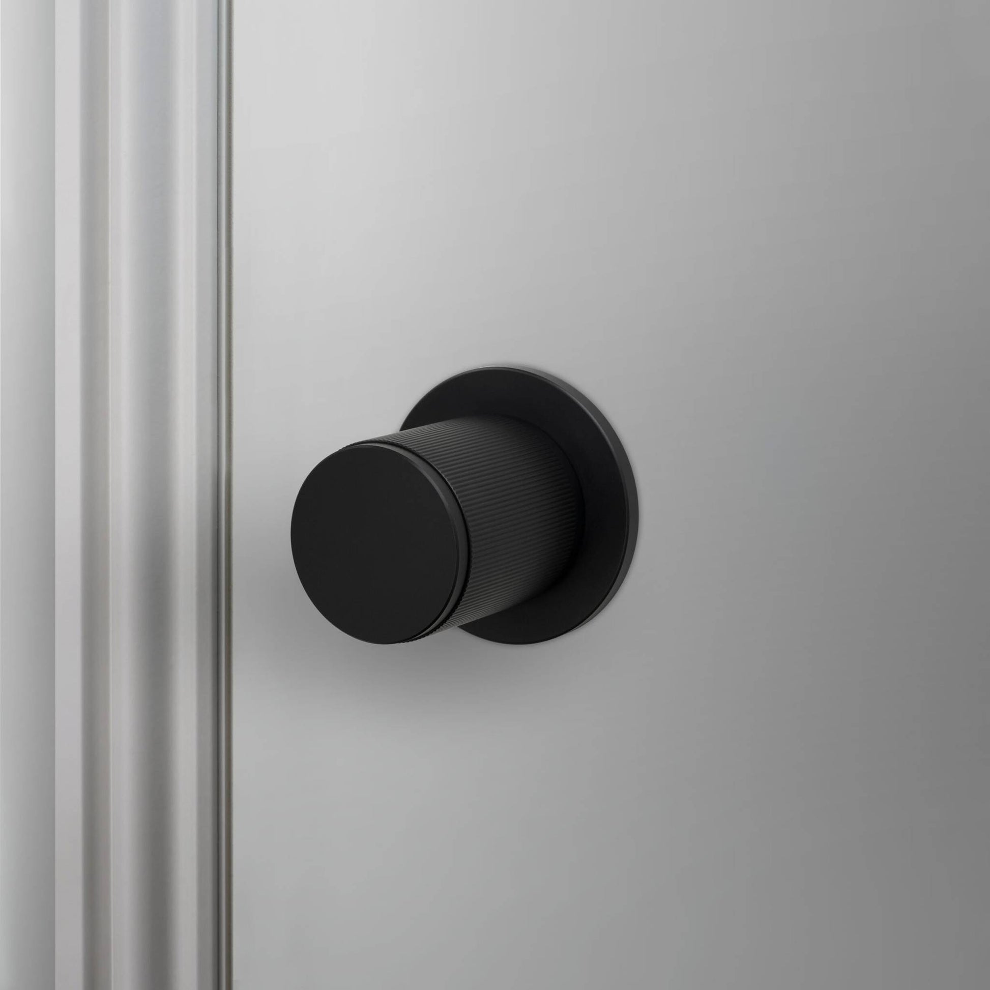 buster + punch linear | deurknop op rozet (draaibaar) | welders black