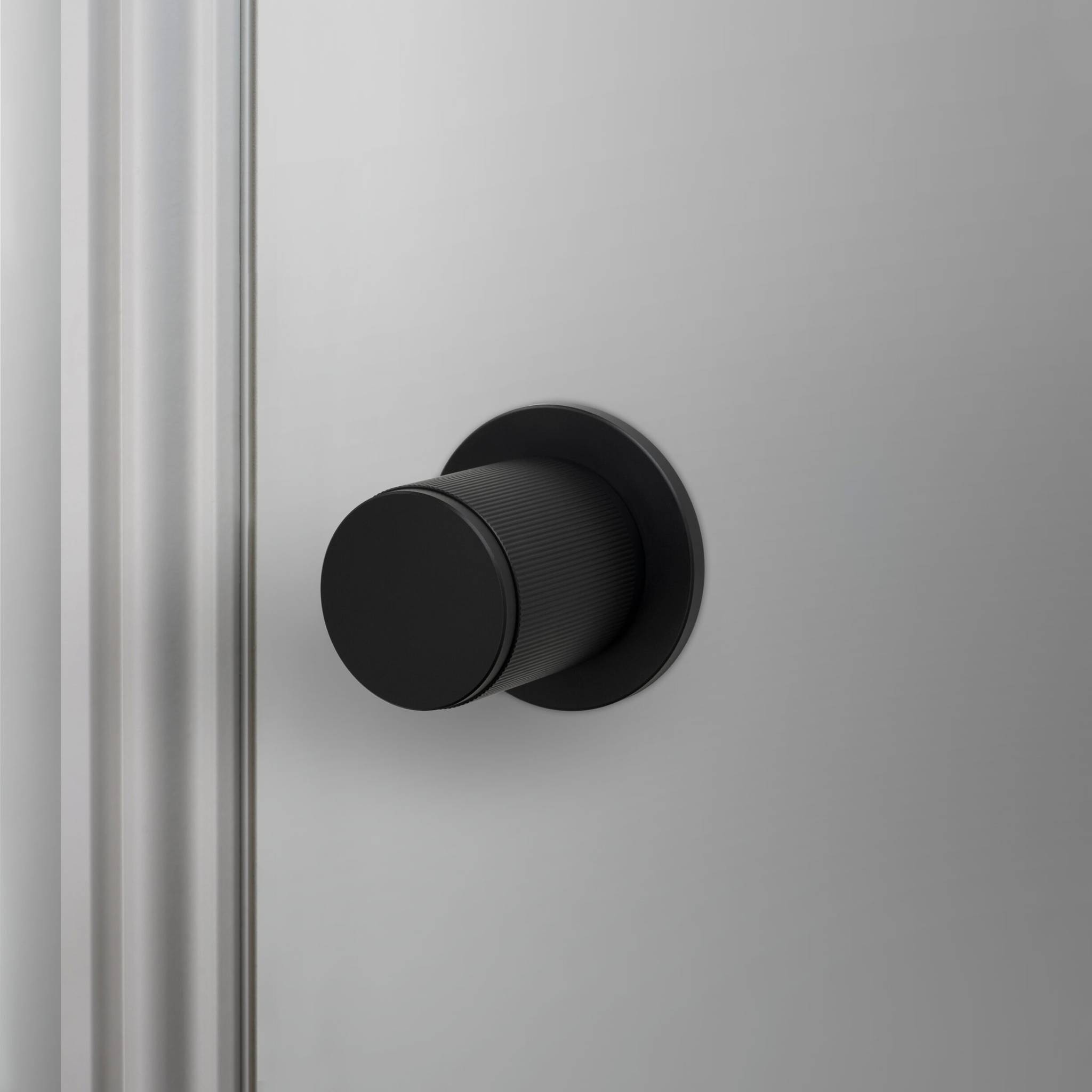 buster + punch linear | deurknop op rozet (draaibaar) | welders black