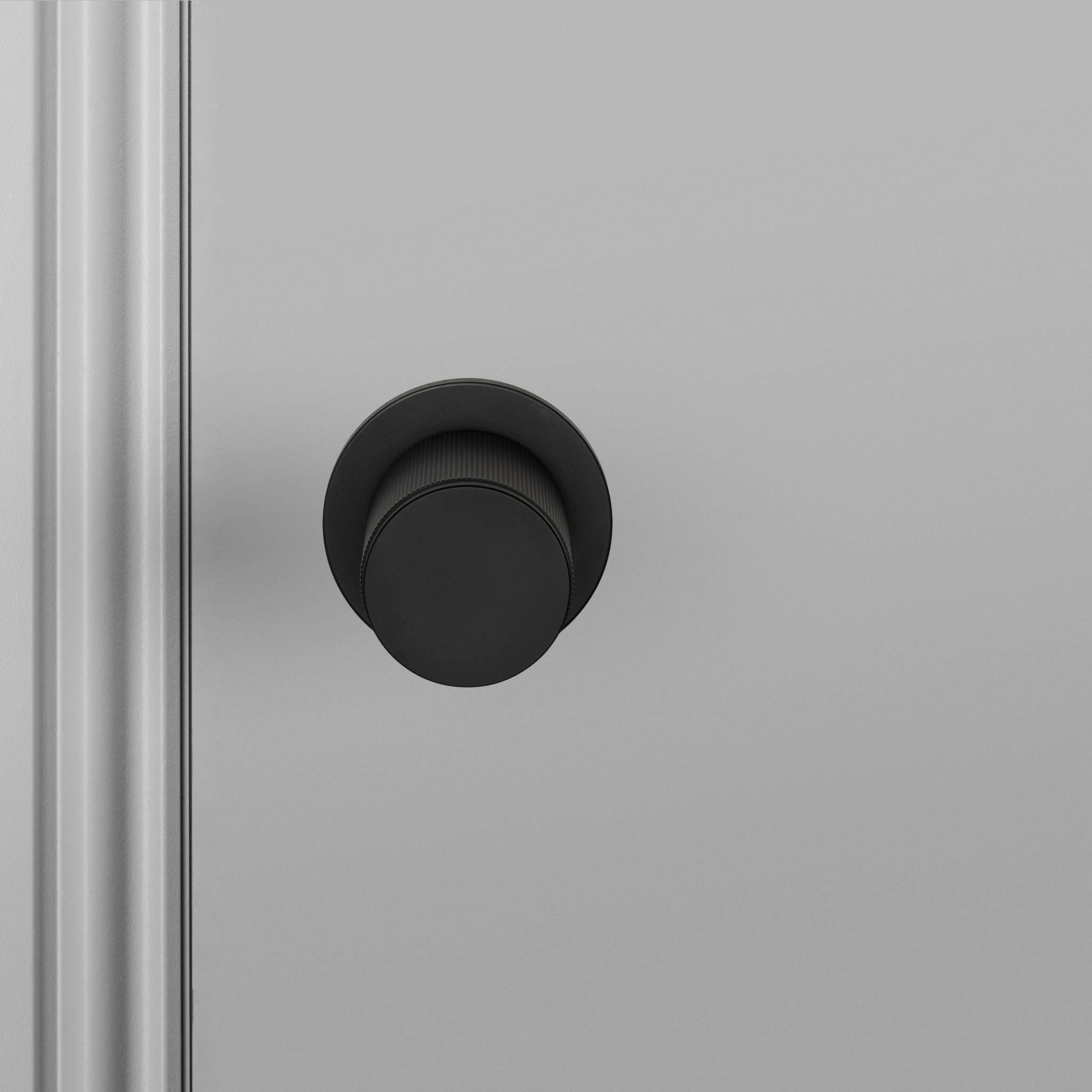 buster + punch linear | deurknop op rozet (draaibaar) | welders black