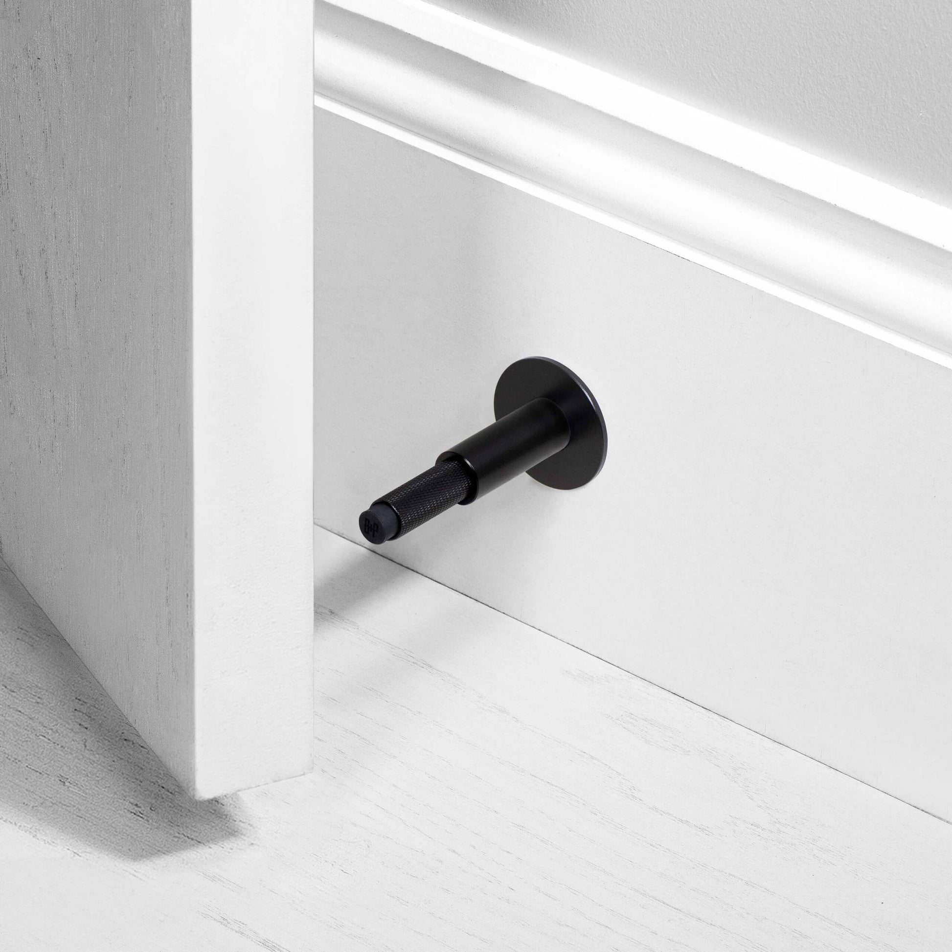 buster + punch cross | deurstopper wandmontage | black