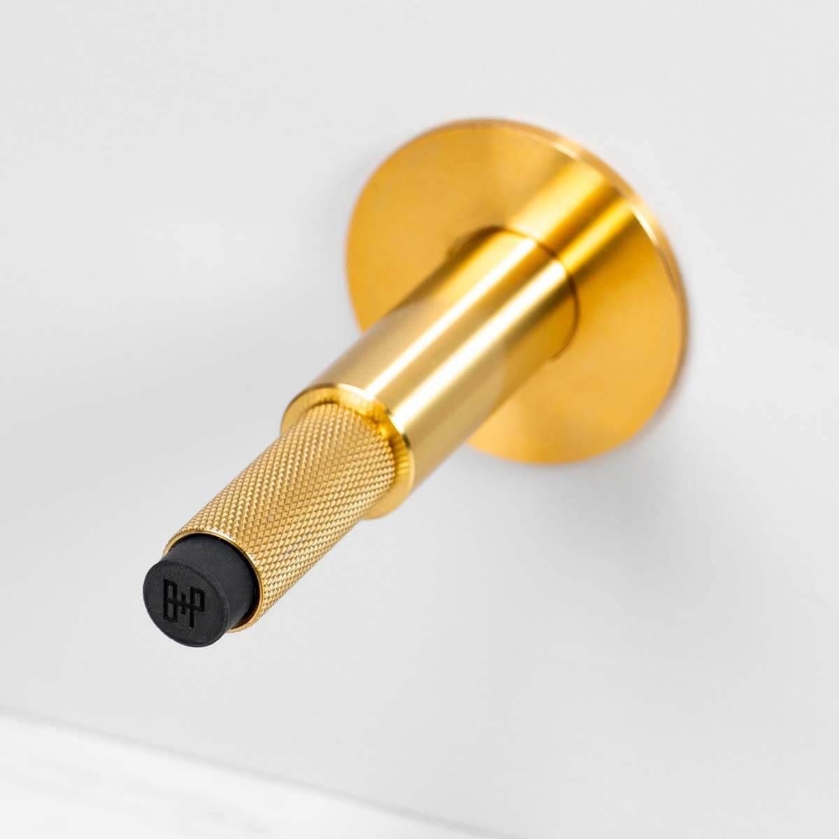 buster + punch cross | deurstopper wandmontage | goud