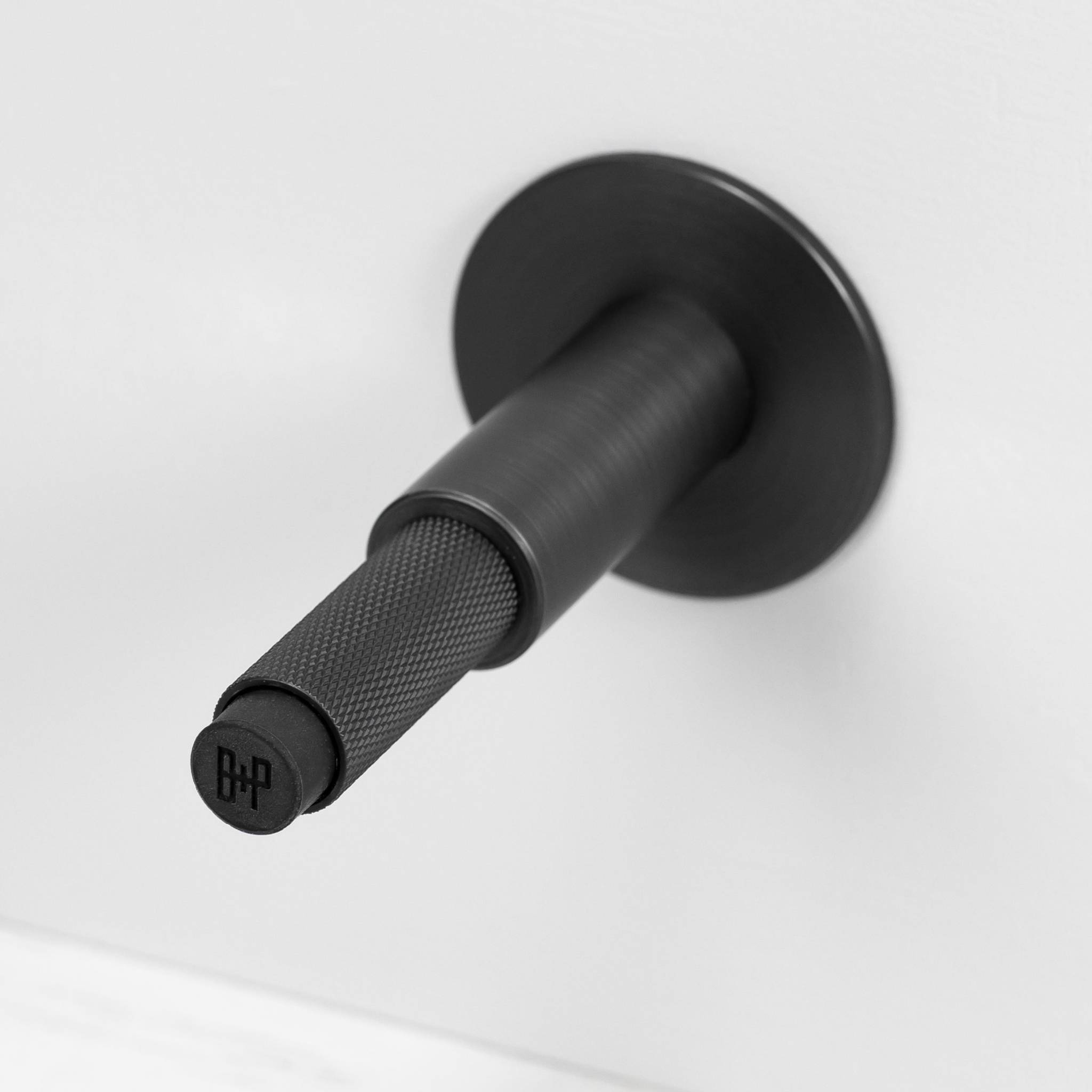 buster + punch cross | deurstopper wandmontage | smoked bronze