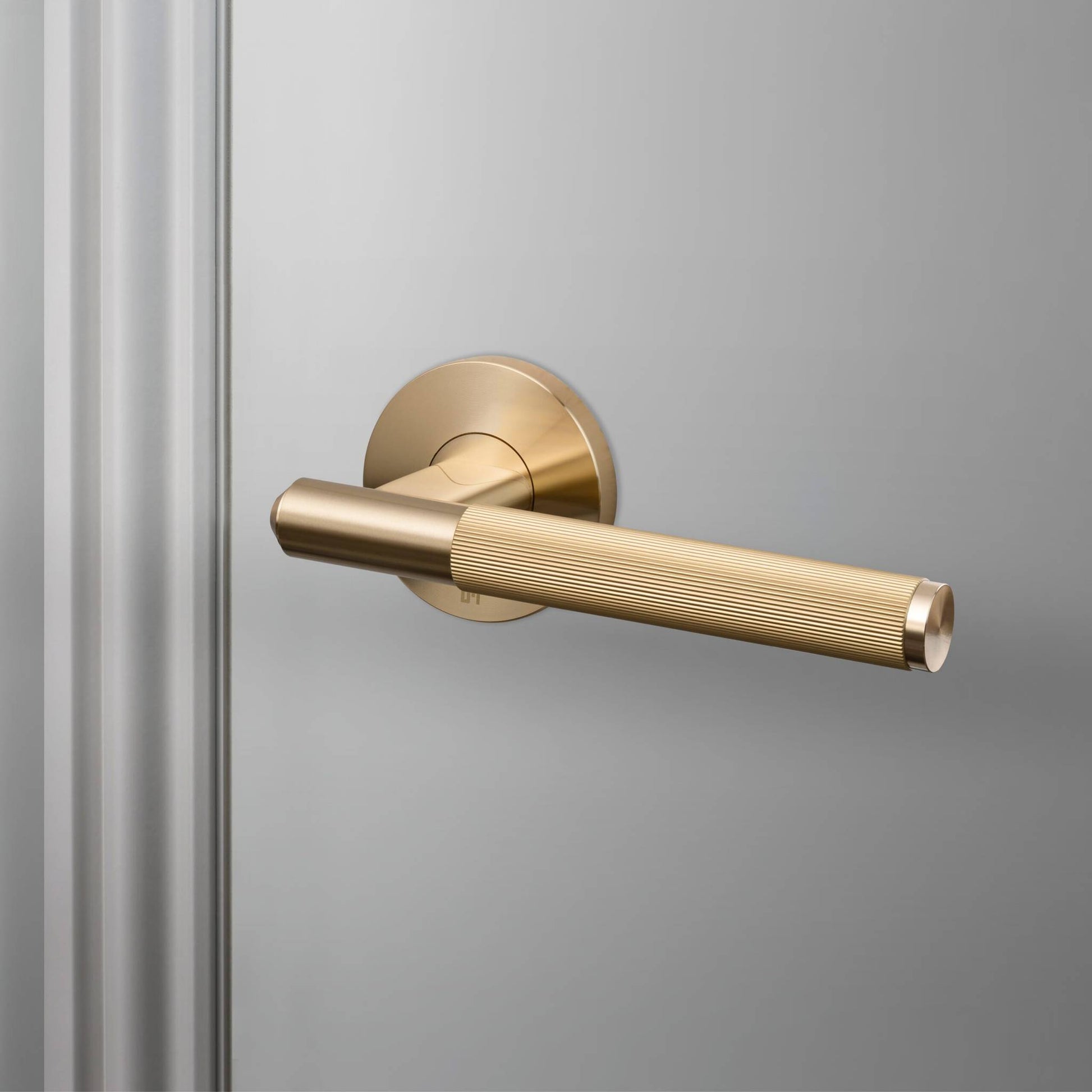buster + punch linear | deurkruk op rozet | brass