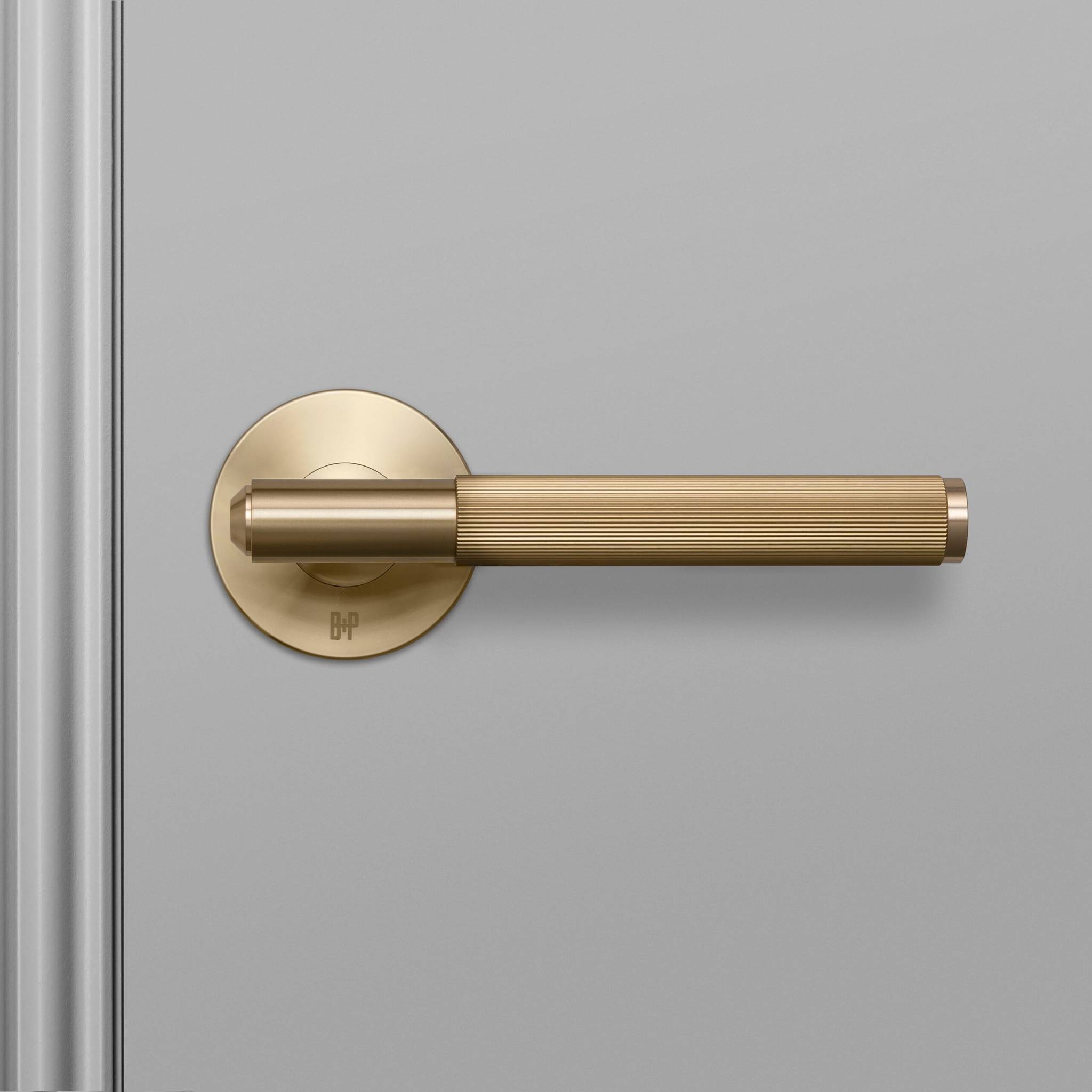 buster + punch linear | deurkruk op rozet | brass