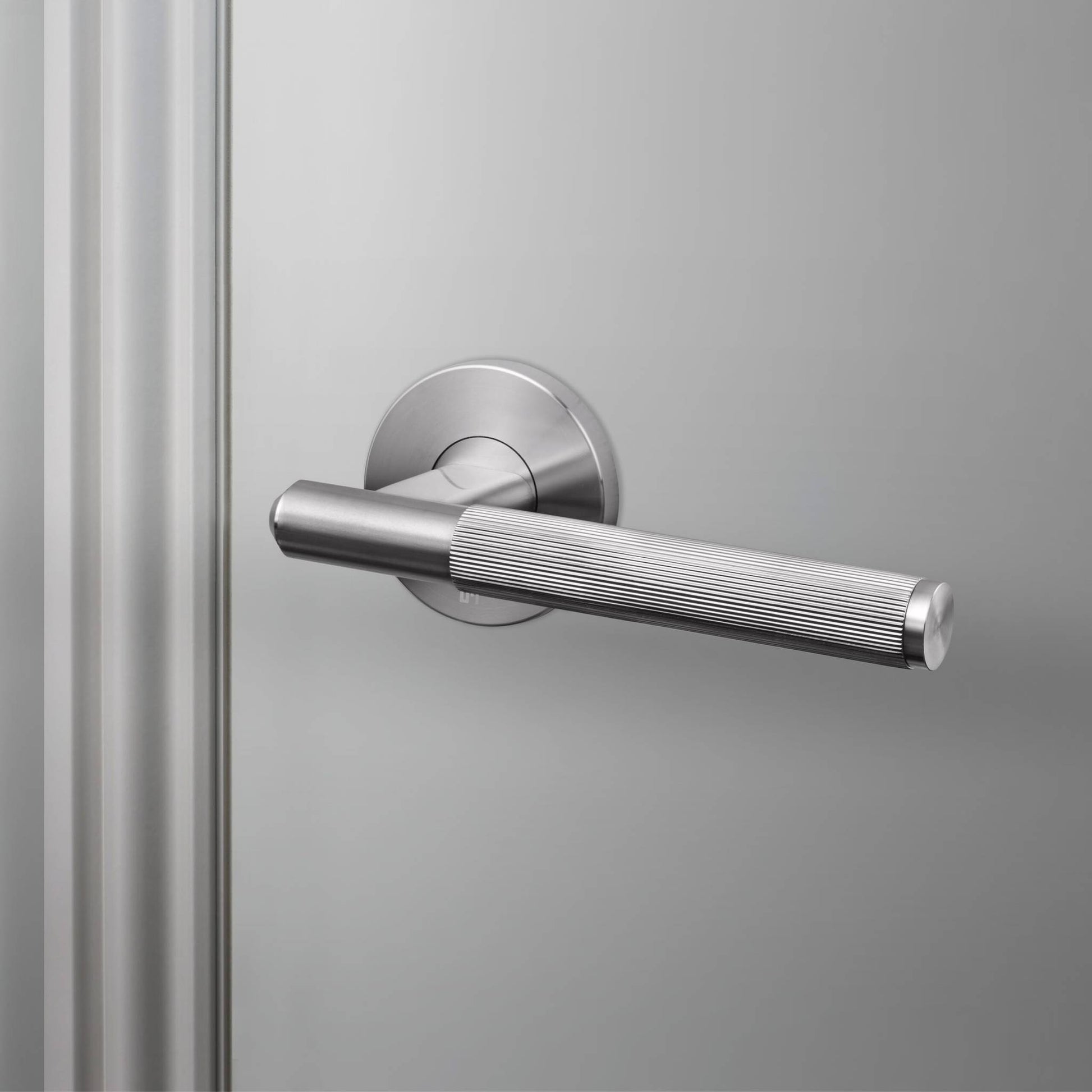 buster + punch linear | deurkruk op rozet | steel