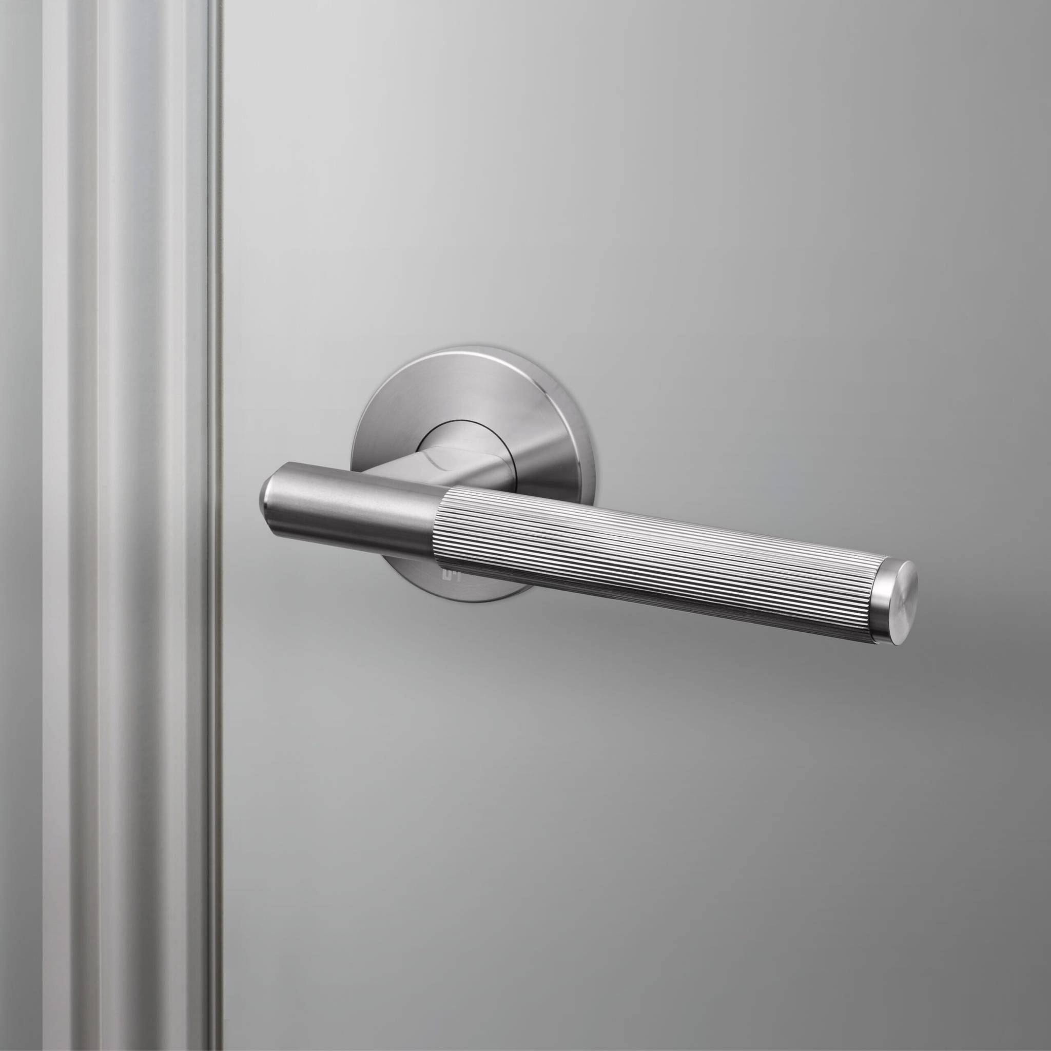 buster + punch linear | deurkruk op rozet | steel