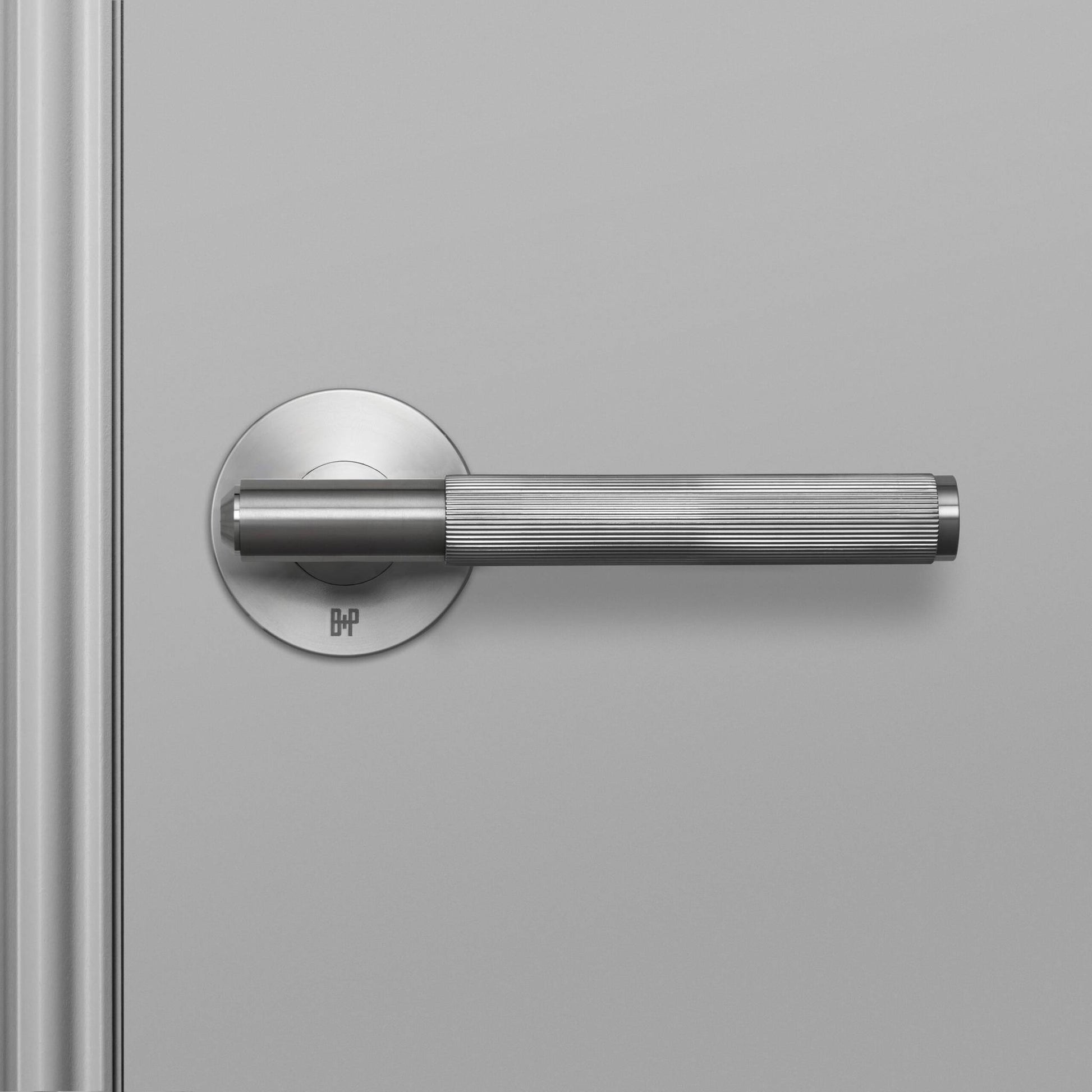 buster + punch linear | deurkruk op rozet | steel