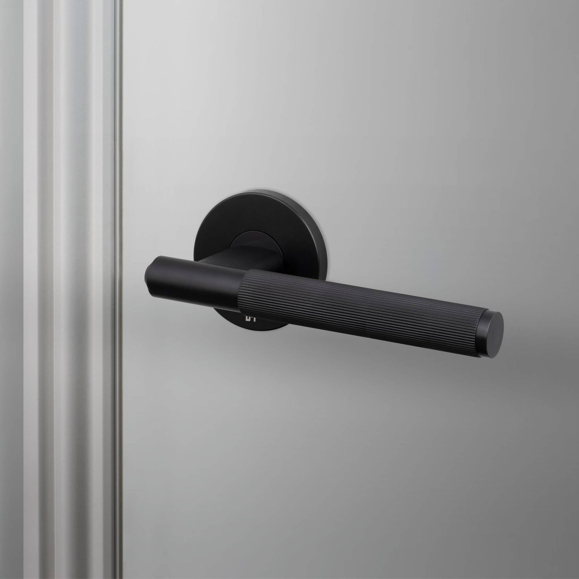 buster + punch linear | deurkruk op rozet | welders black
