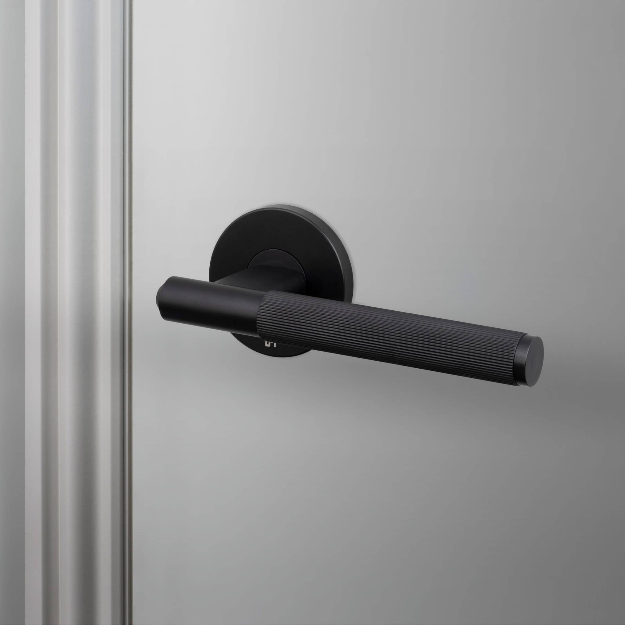 buster + punch linear | deurkruk op rozet | welders black