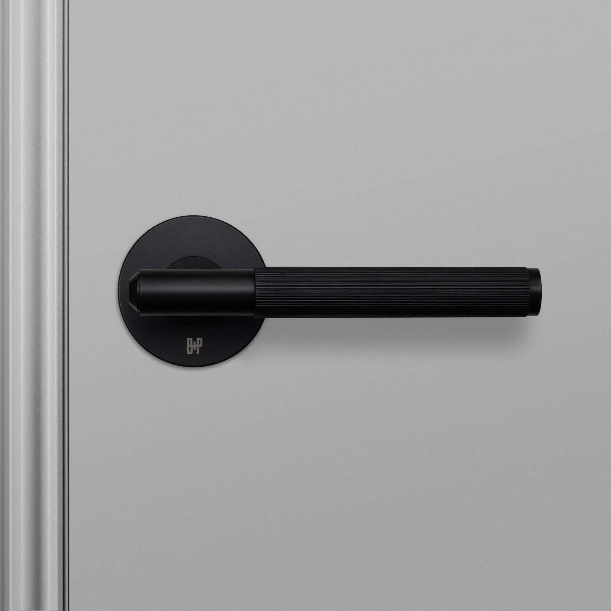 Buster + Punch Linear deurkruk op rozet welders black – gemonteerd op deur