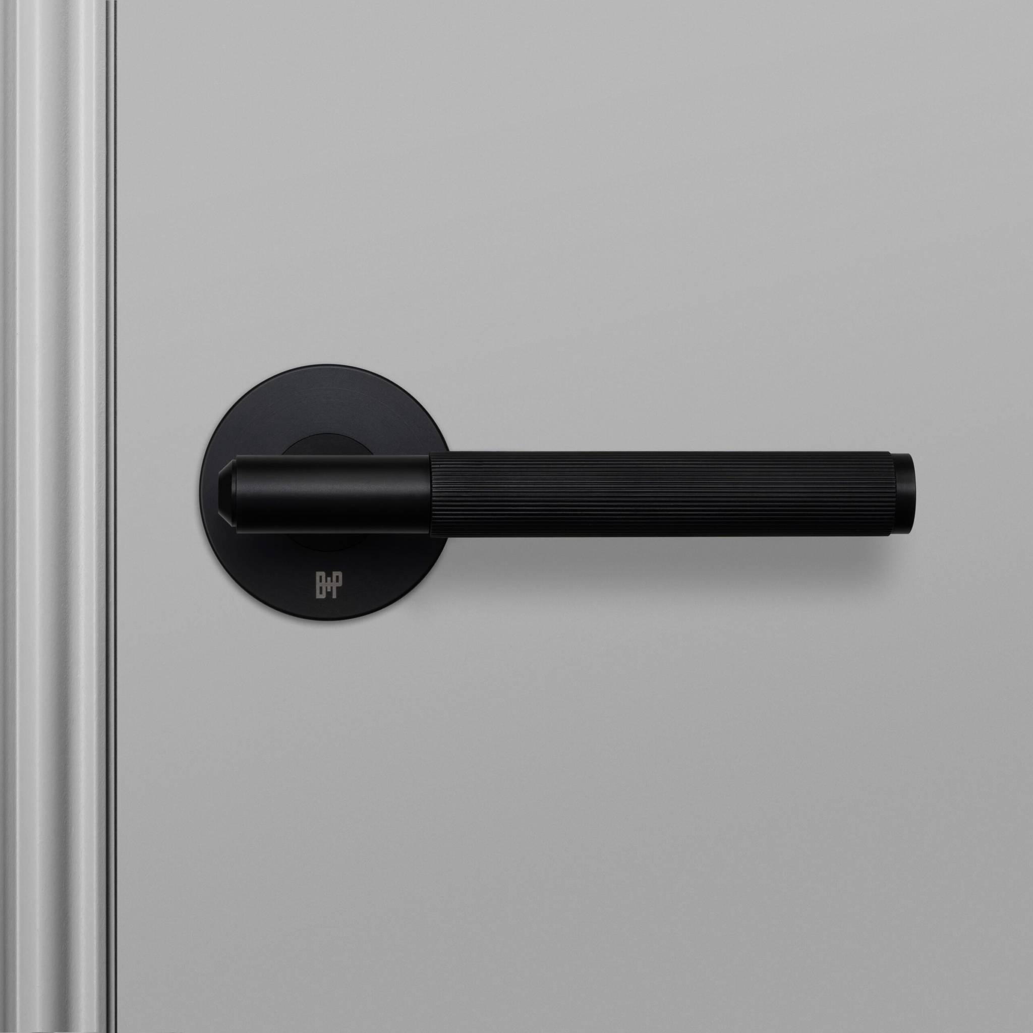 Buster + Punch Linear deurkruk op rozet welders black – gemonteerd op deur