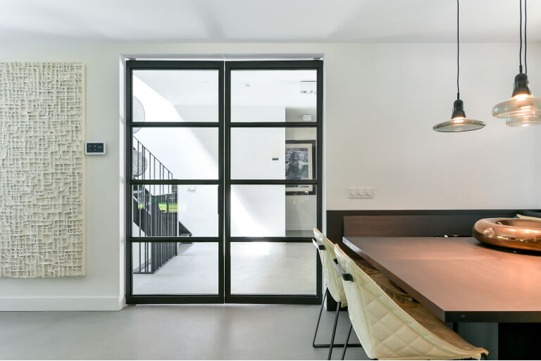 Argenta Pivotica Pro 150 taatsdeurscharnier gemonteerd in een modern interieur
