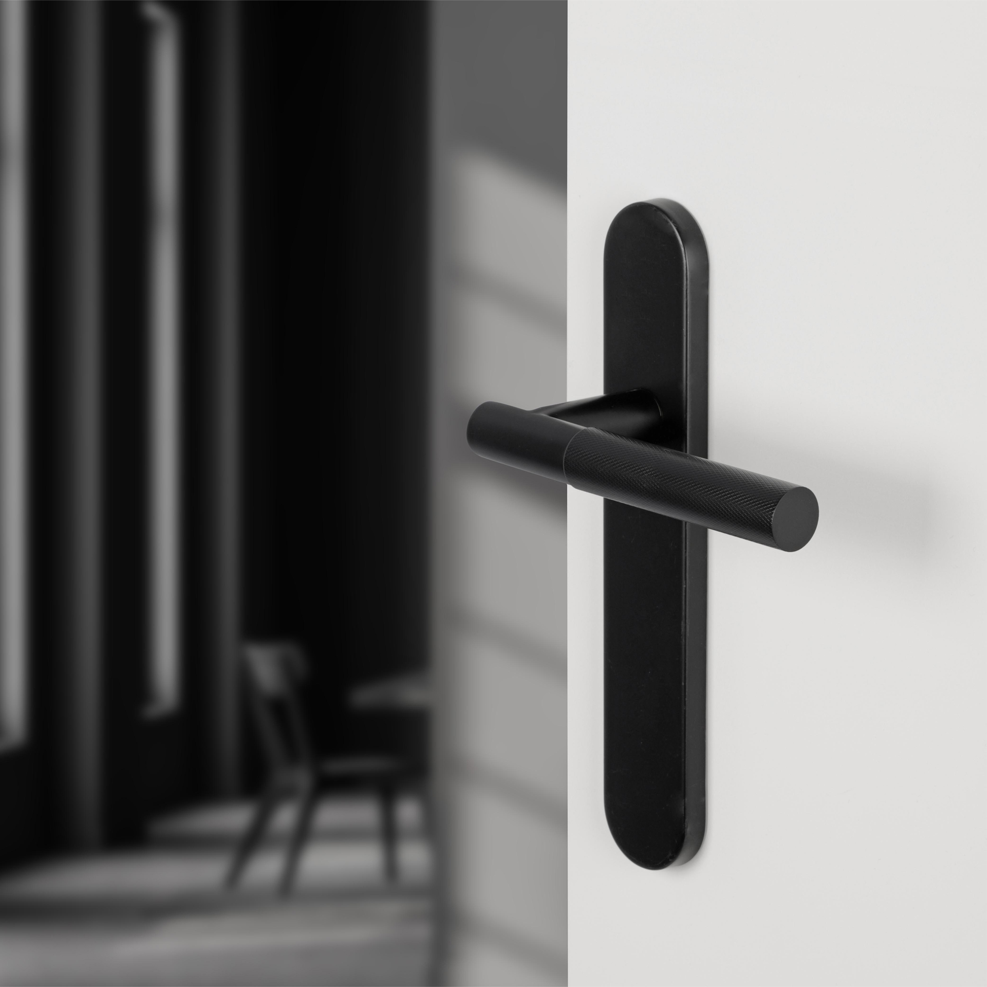 Differnz | Utrecht deurkruk | ovaal schild | blind | zwart