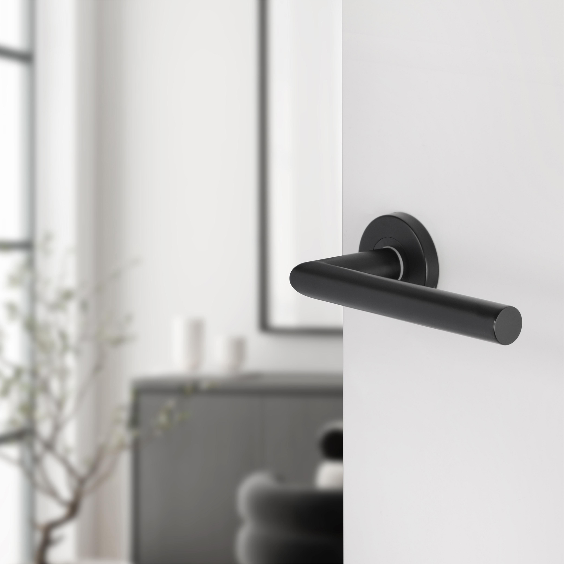 Differnz | Essence deurkruk recht | rond rozet | zwart