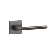 STILE | Deurkruk Oga | op vierkant rozet | Gunmetal - Deurbeslag-expert