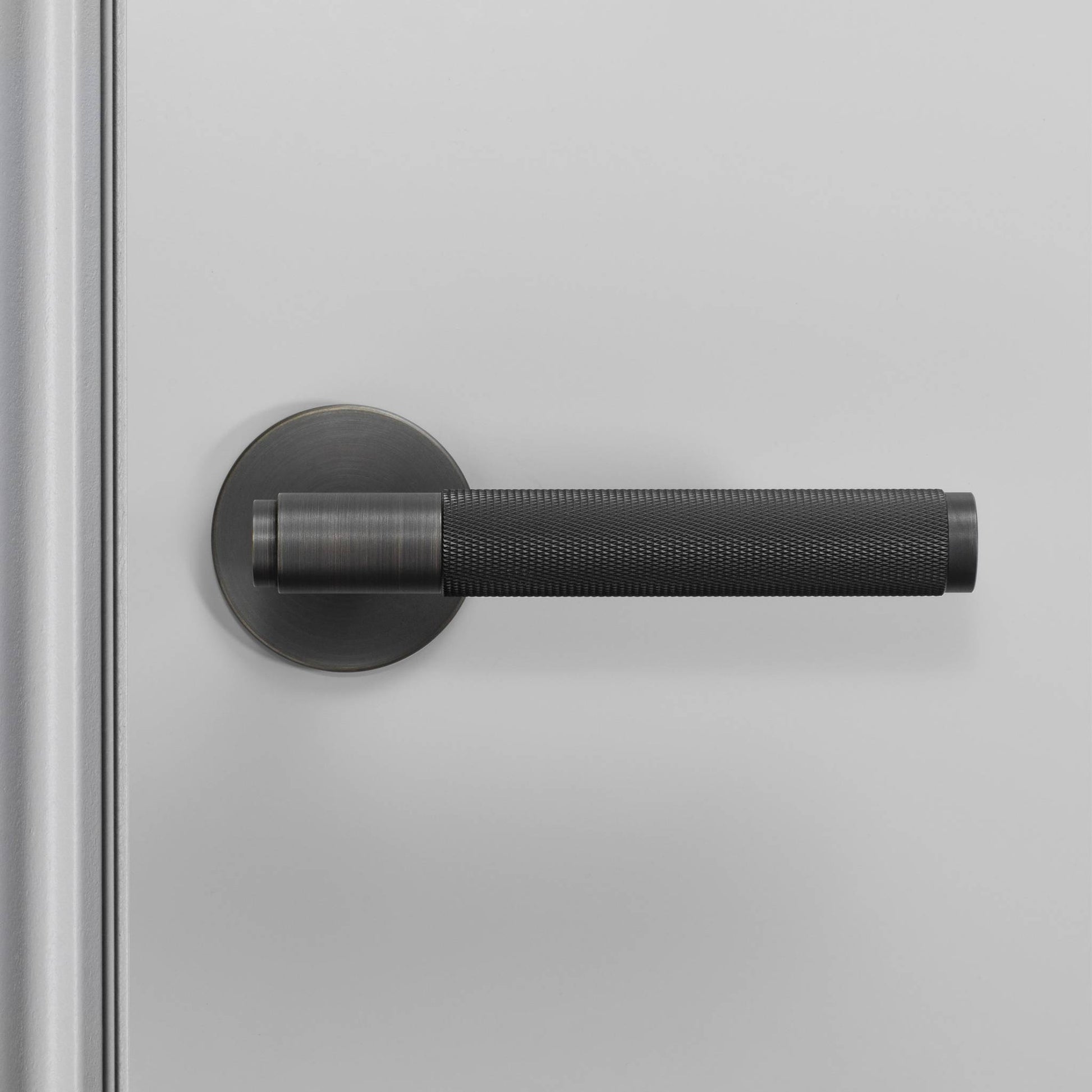 Buster + Punch Cross deurkruk op rozet (ongeveerd) smoked bronze – detailfoto knurl-patroon